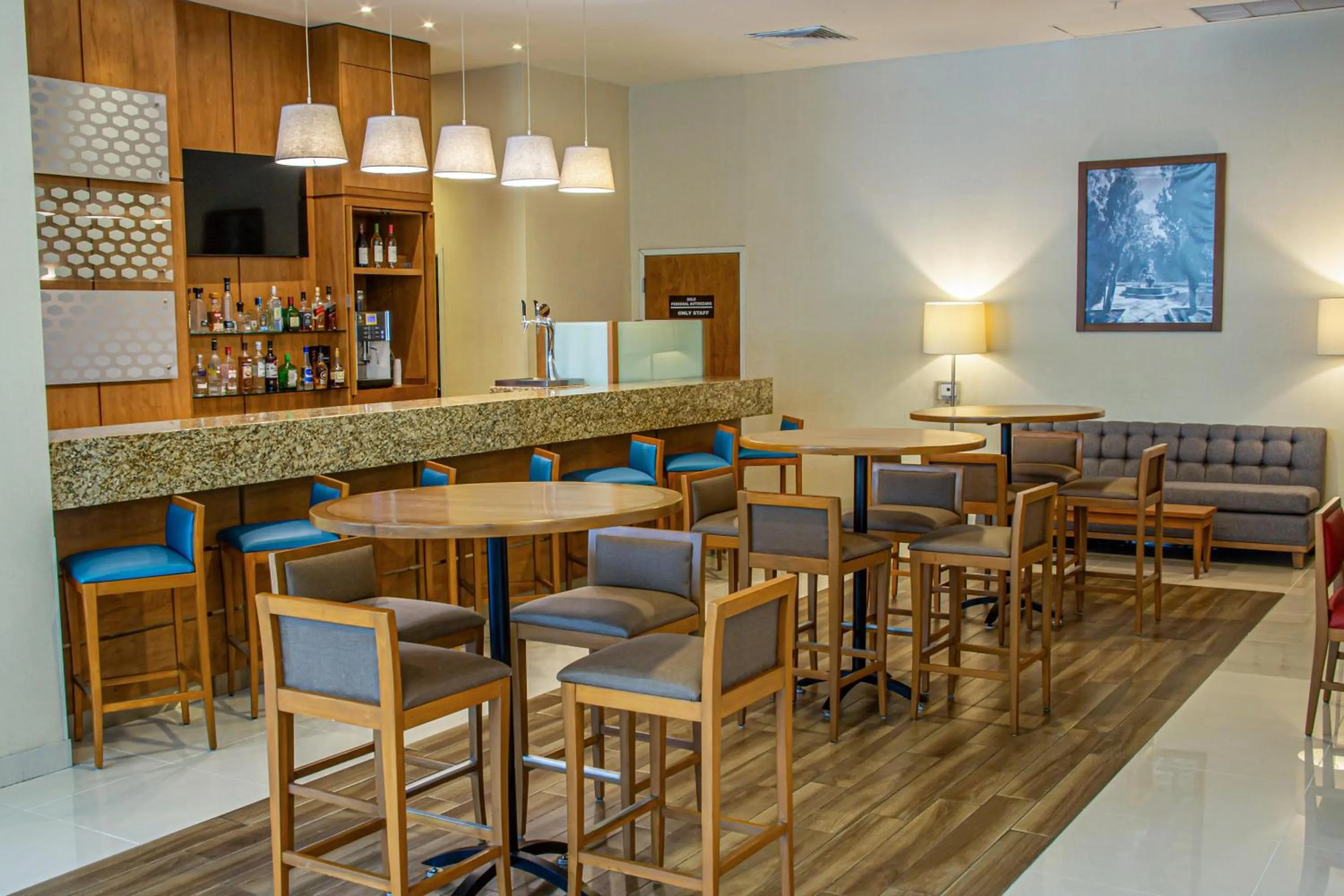 Lounge or bar in Hampton by Hilton Guadalajara Expo