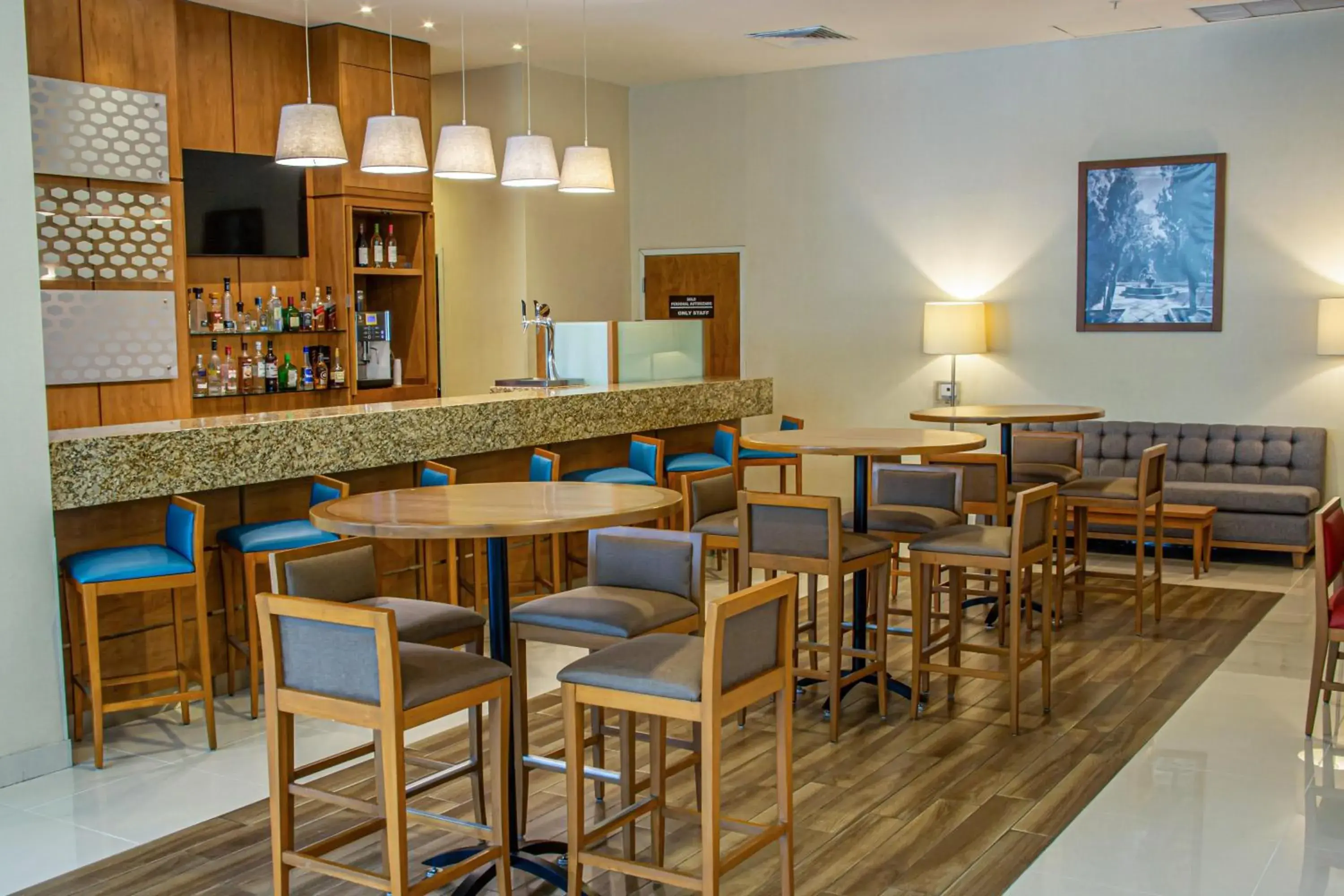 Lounge or bar in Hampton by Hilton Guadalajara Expo Lounge or bar in Hampton by Hilton Guadalajara Expo