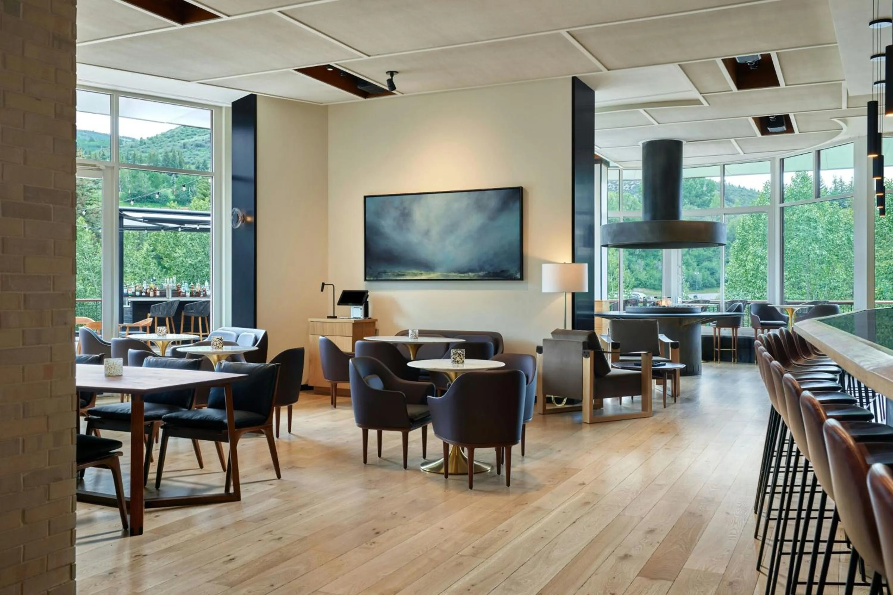 Lounge or bar in The Westin Riverfront Resort & Spa, Avon, Vail Valley