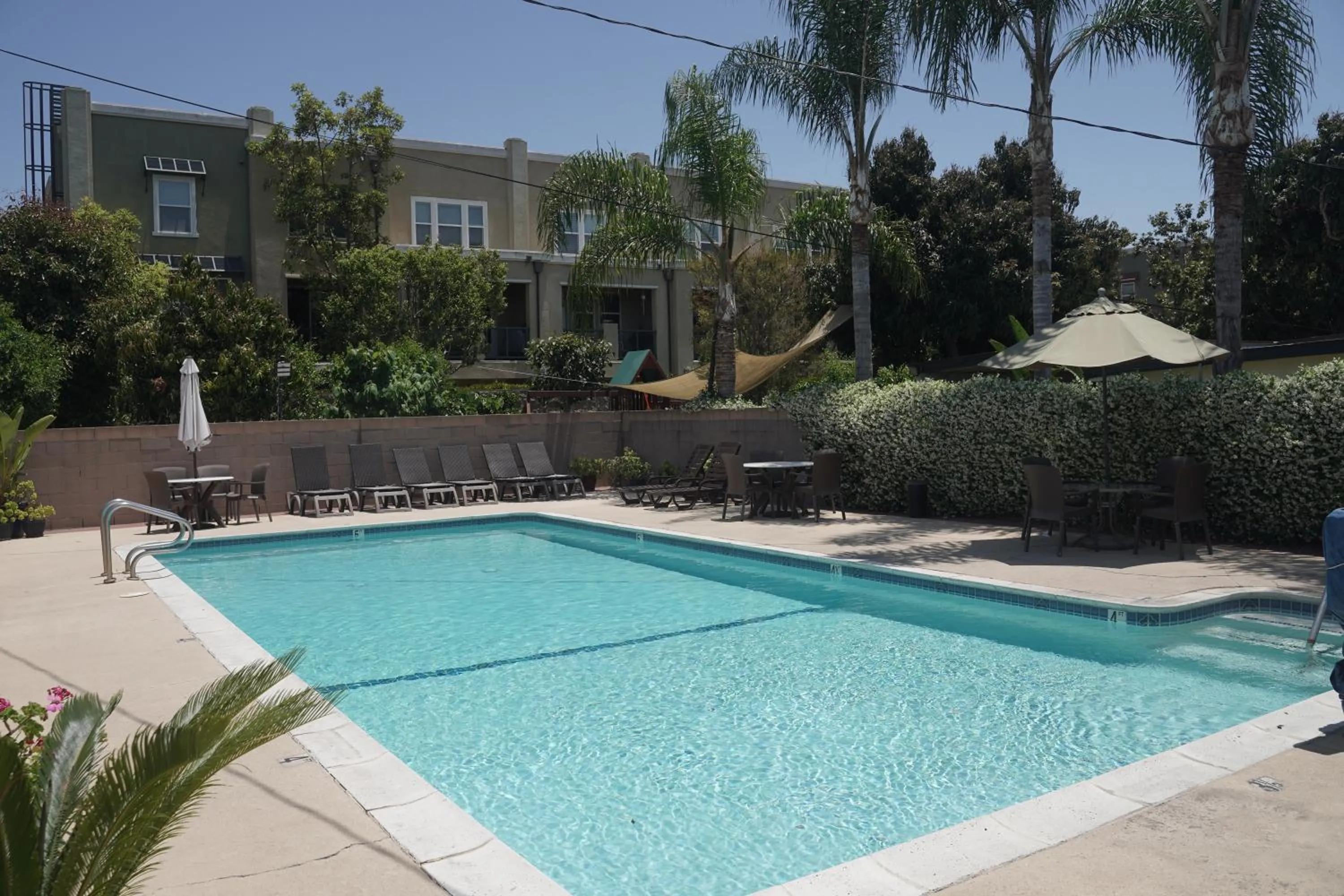 Swimming pool in Harbor Inn & Suites