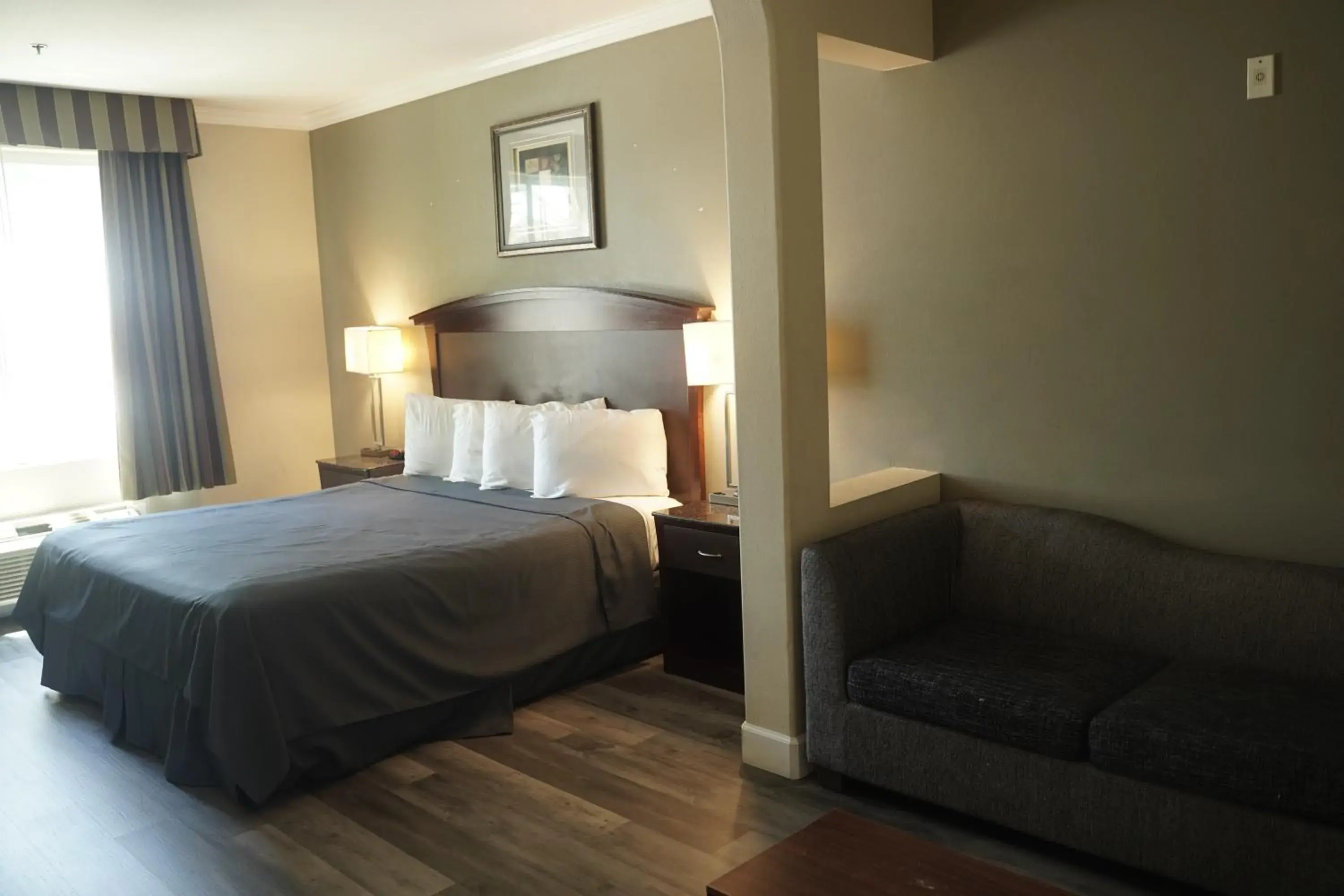 Photo of the whole room, Bed in Harbor Inn & Suites Photo of the whole room, Bed in Harbor Inn & Suites