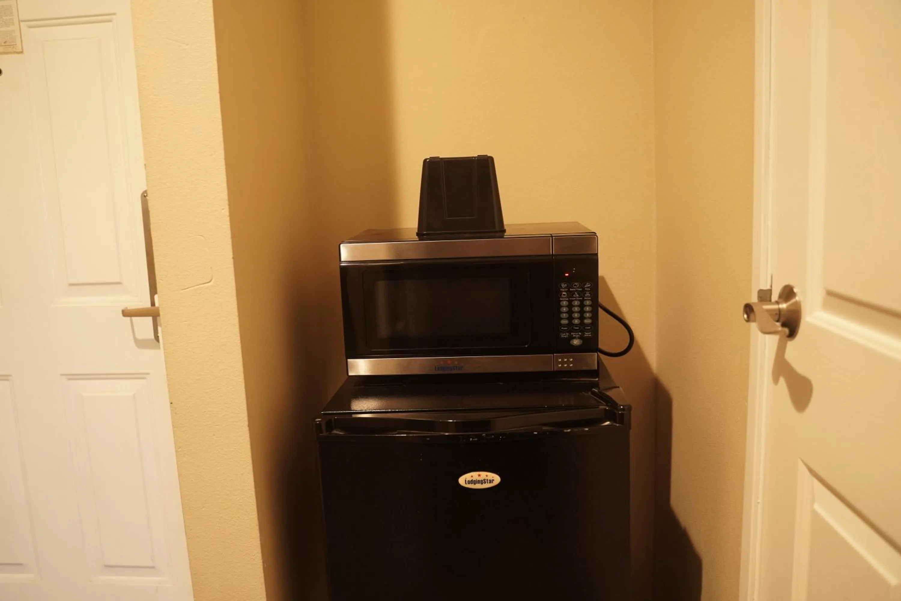 microwave in Harbor Inn & Suites