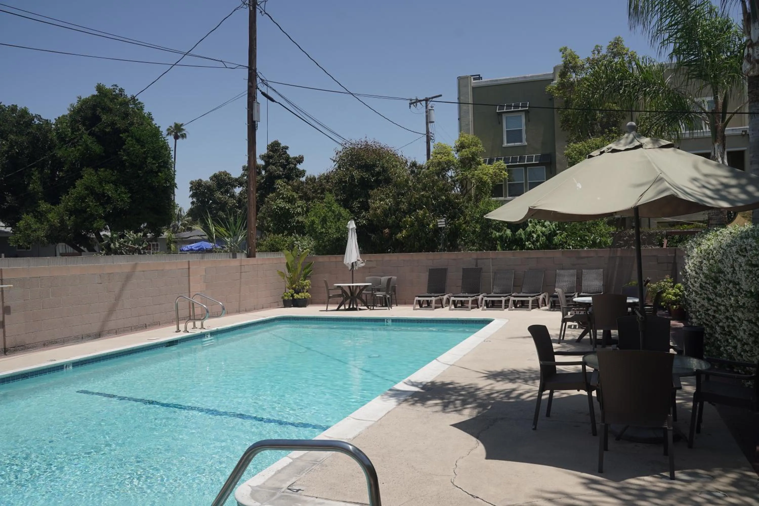 Swimming pool in Harbor Inn & Suites