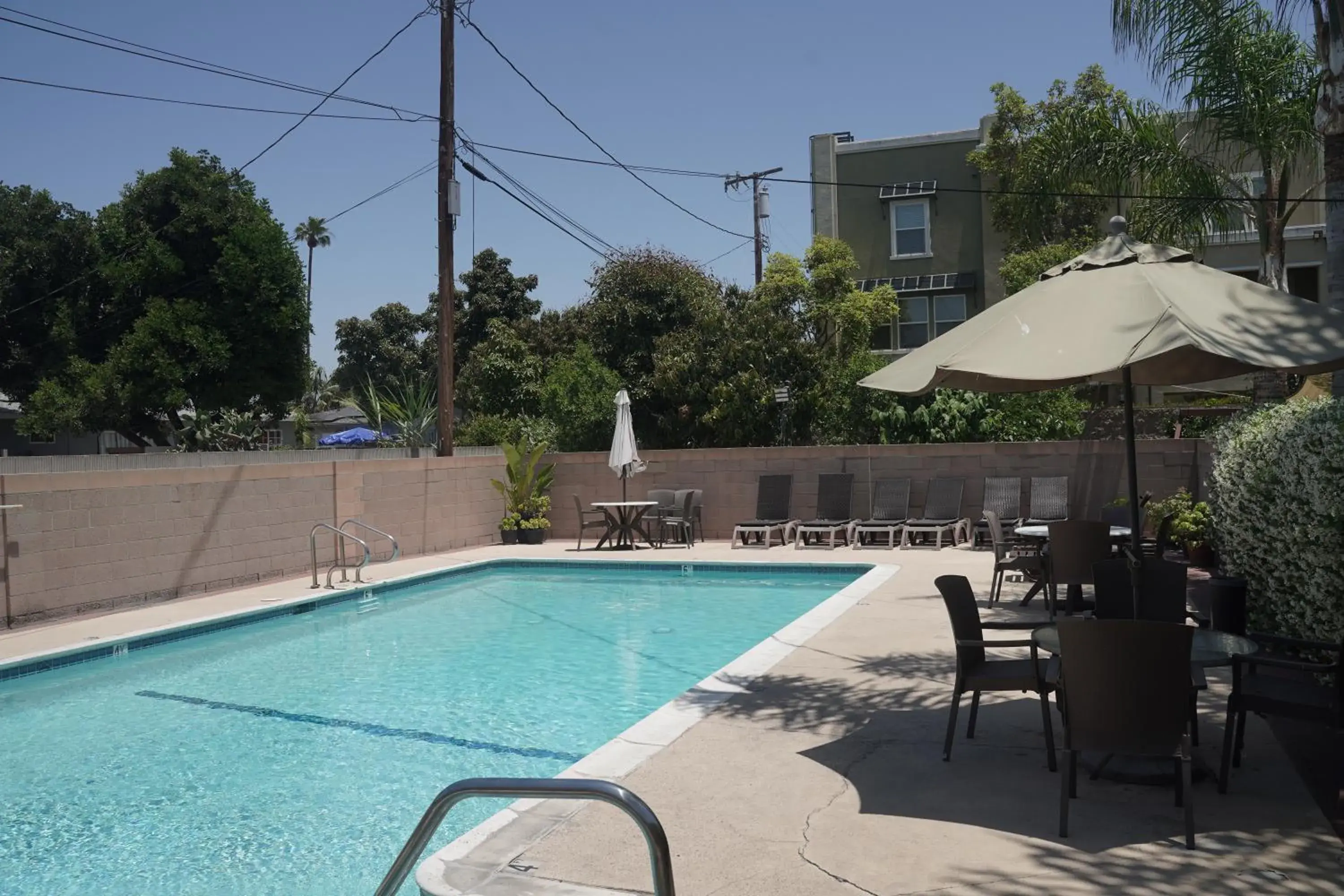 Swimming pool in Harbor Inn & Suites Swimming pool in Harbor Inn & Suites