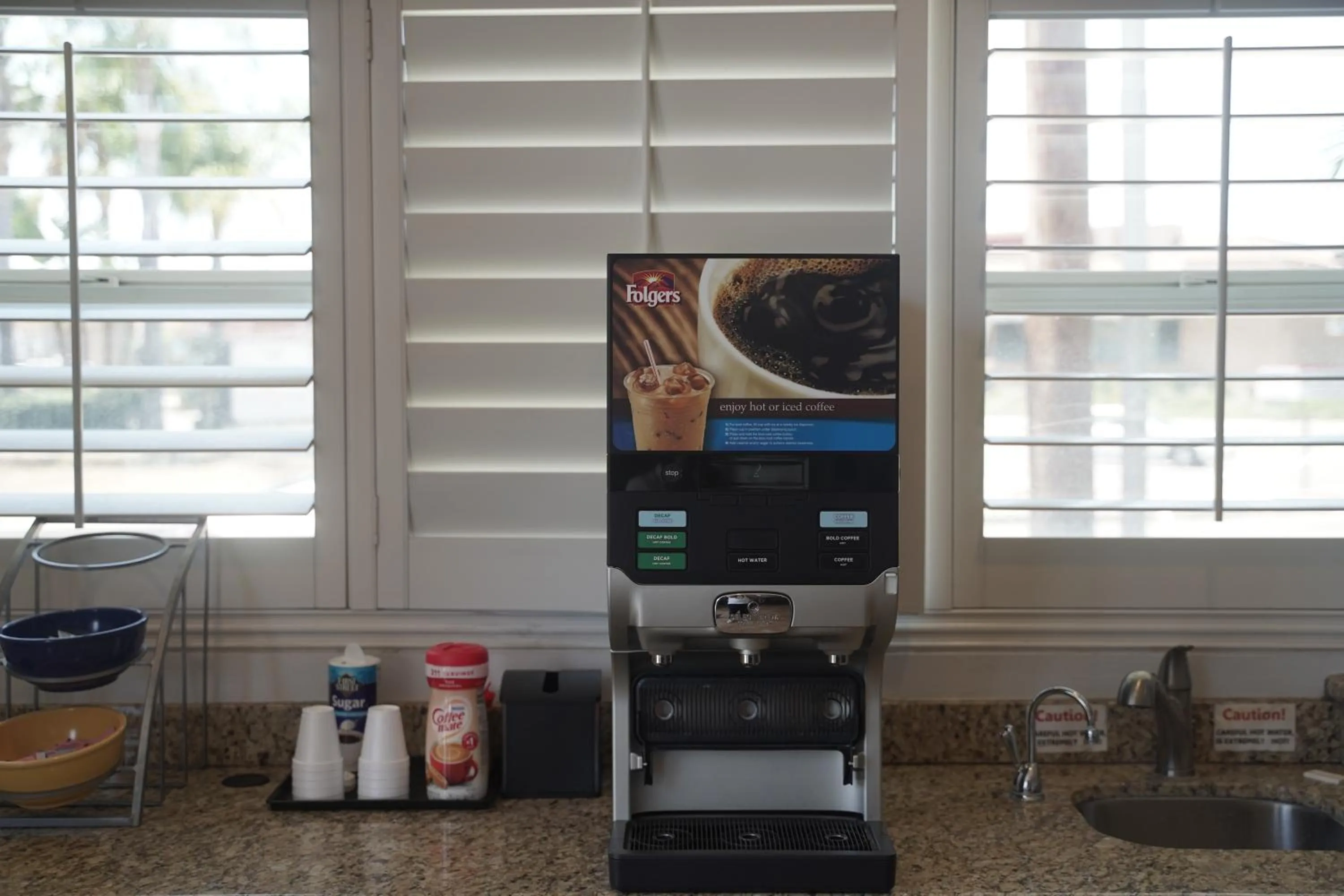Coffee/tea facilities in Harbor Inn & Suites