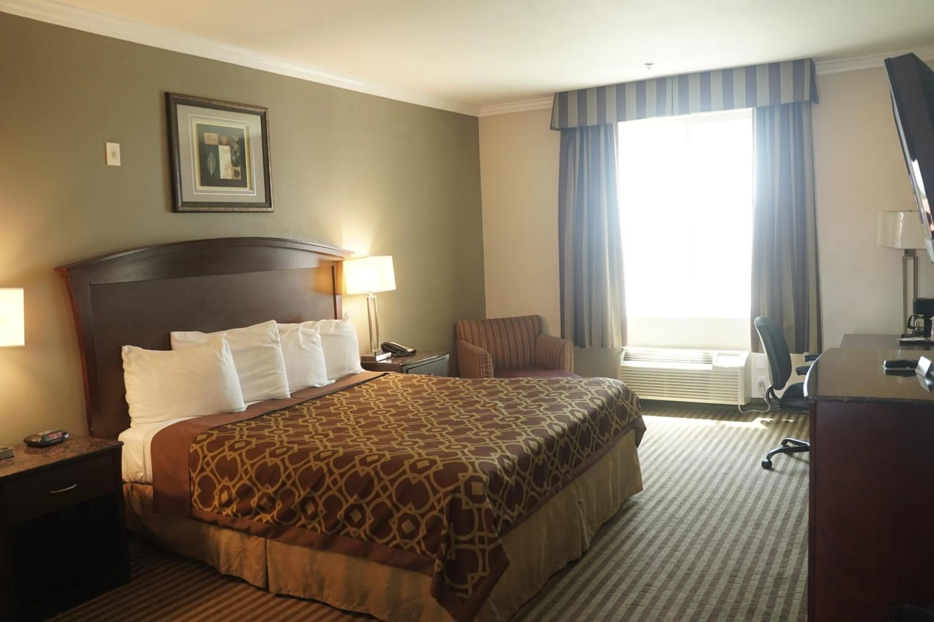 Photo of the whole room, Bed in Harbor Inn & Suites