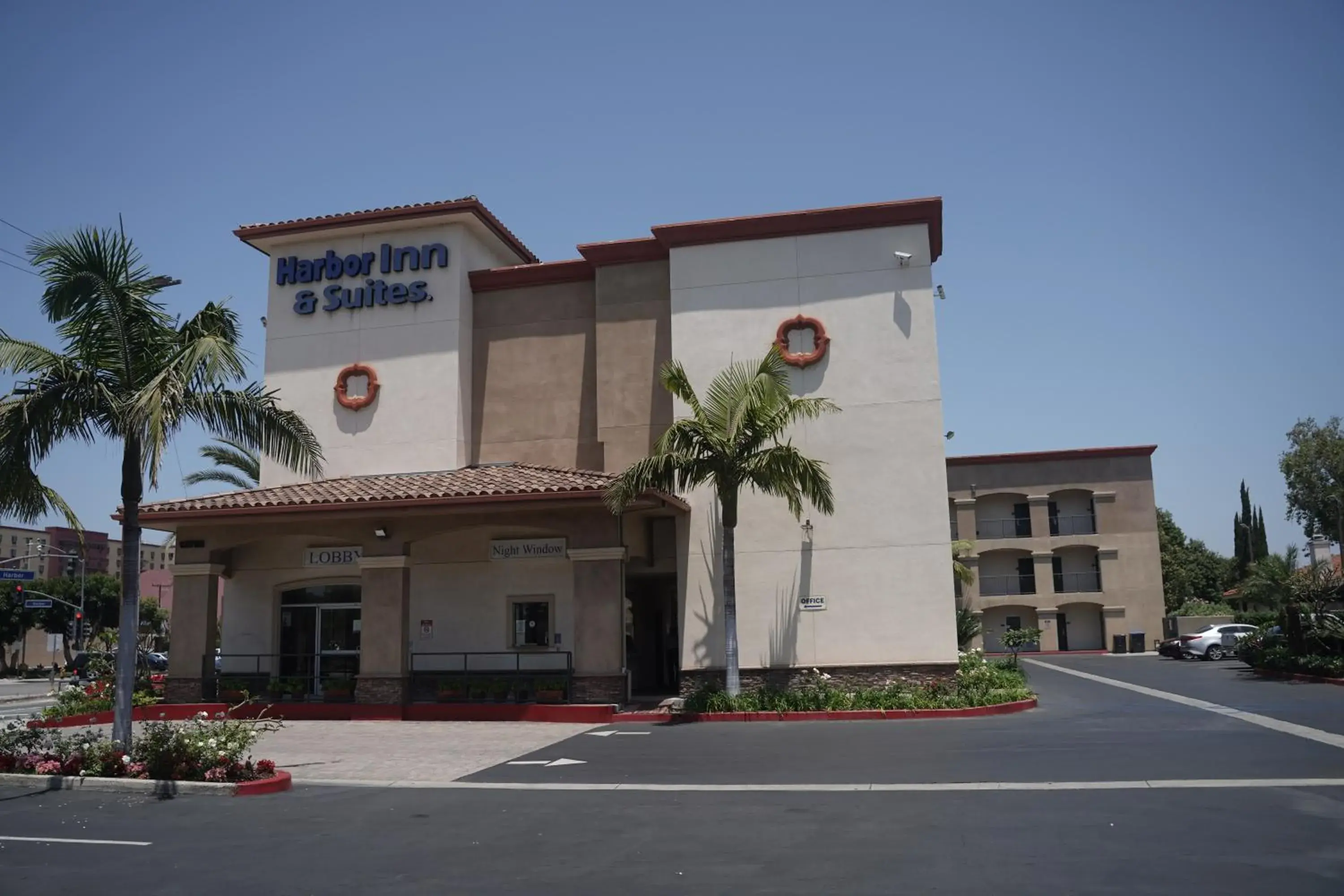 Property building in Harbor Inn & Suites Property building in Harbor Inn & Suites