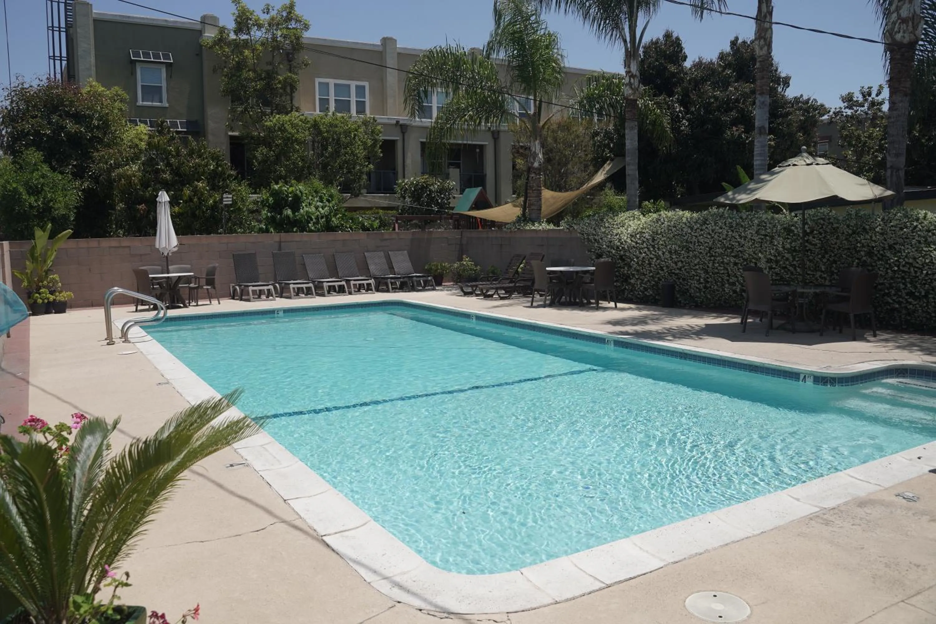 Swimming pool in Harbor Inn & Suites