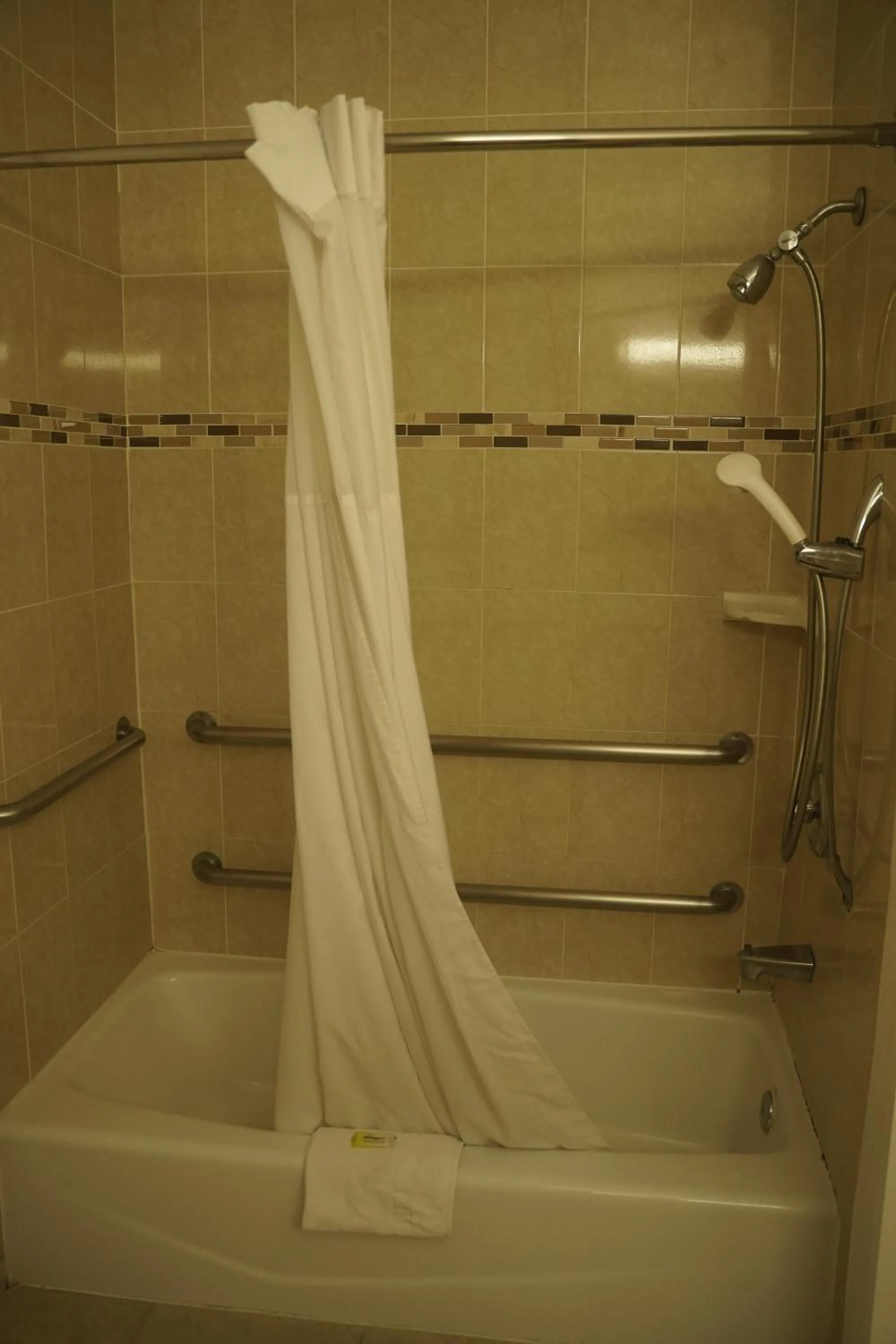 Shower in Harbor Inn & Suites