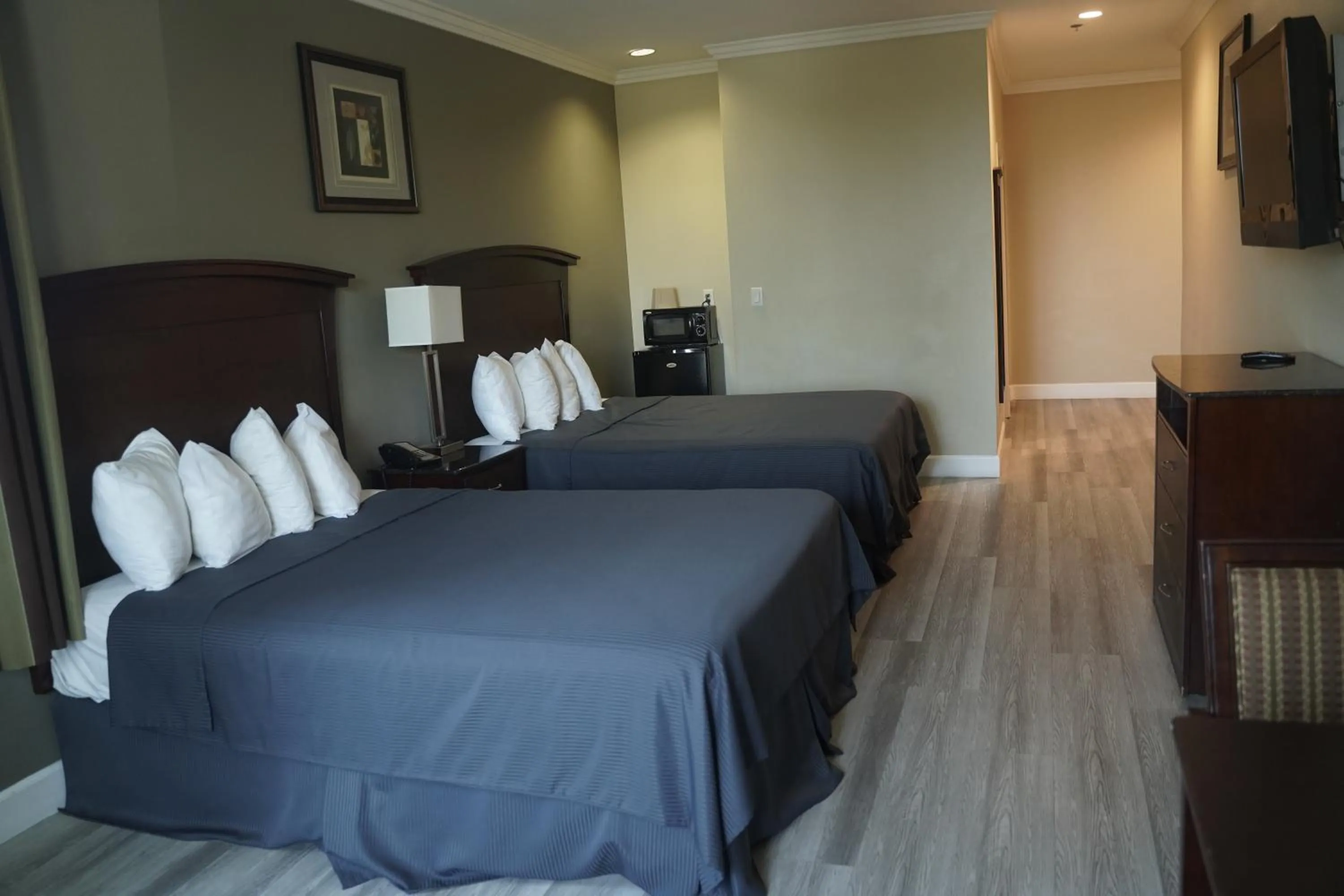 Photo of the whole room, Bed in Harbor Inn & Suites