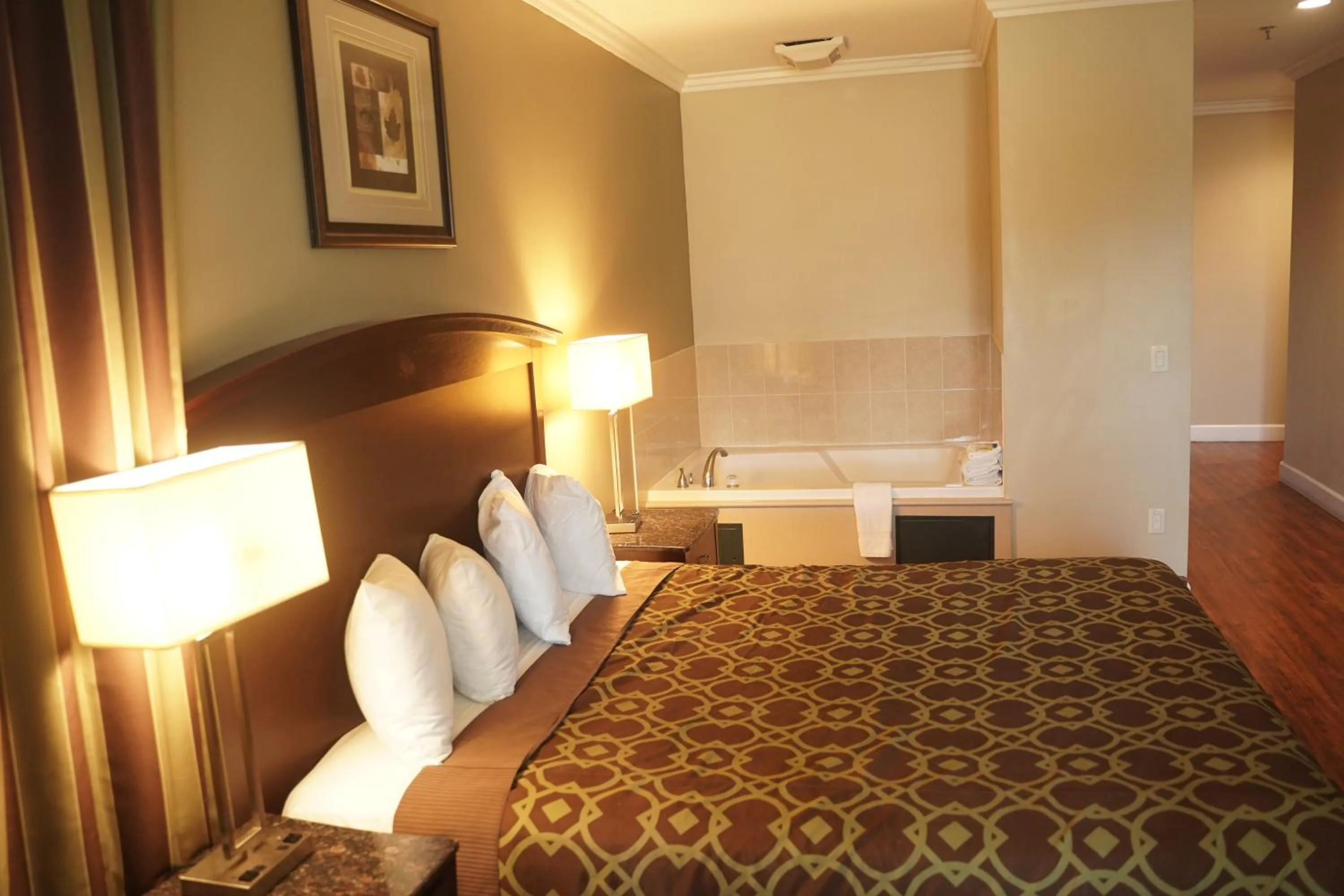 Bed in Harbor Inn & Suites