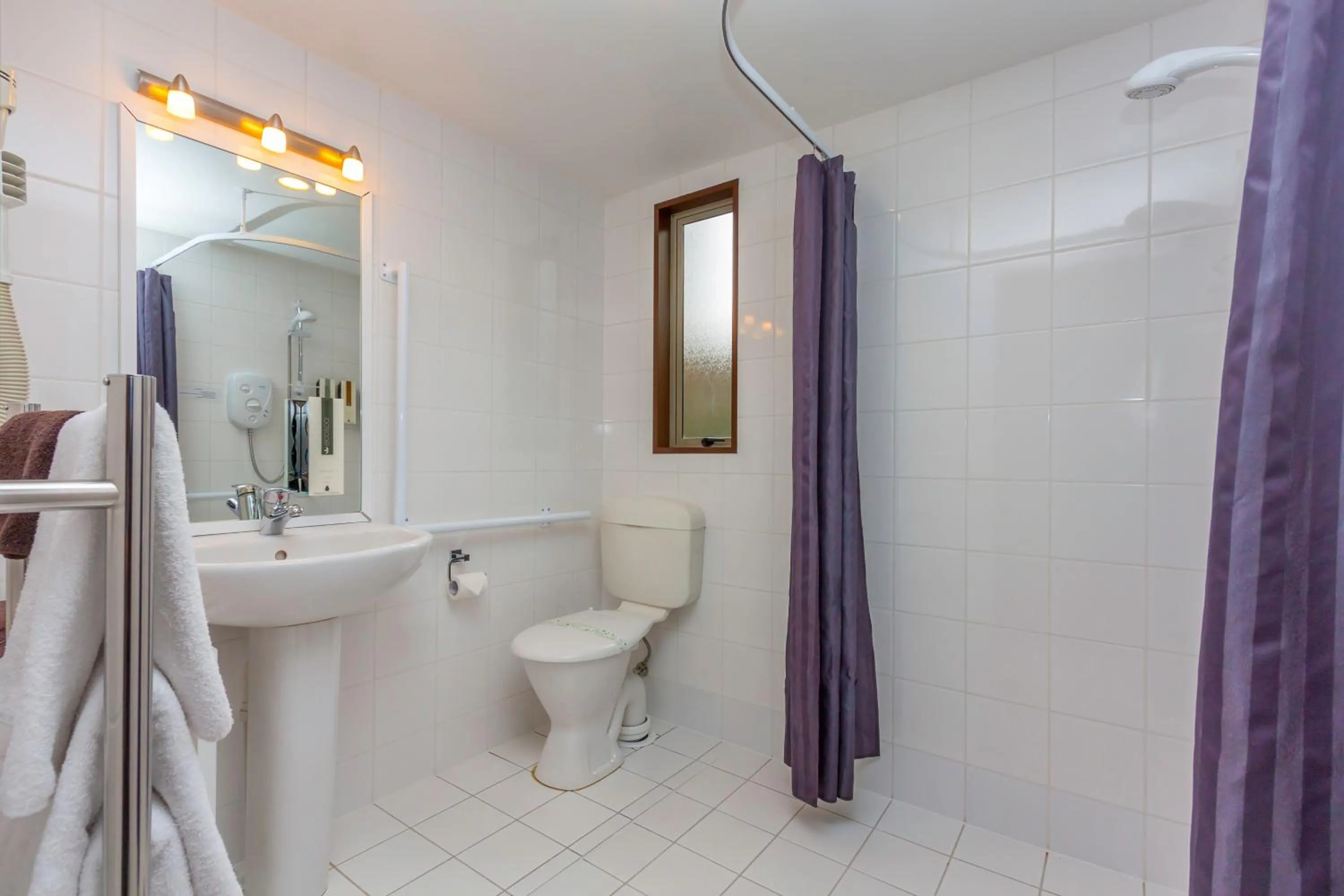 Bathroom in Deans Bush Motel