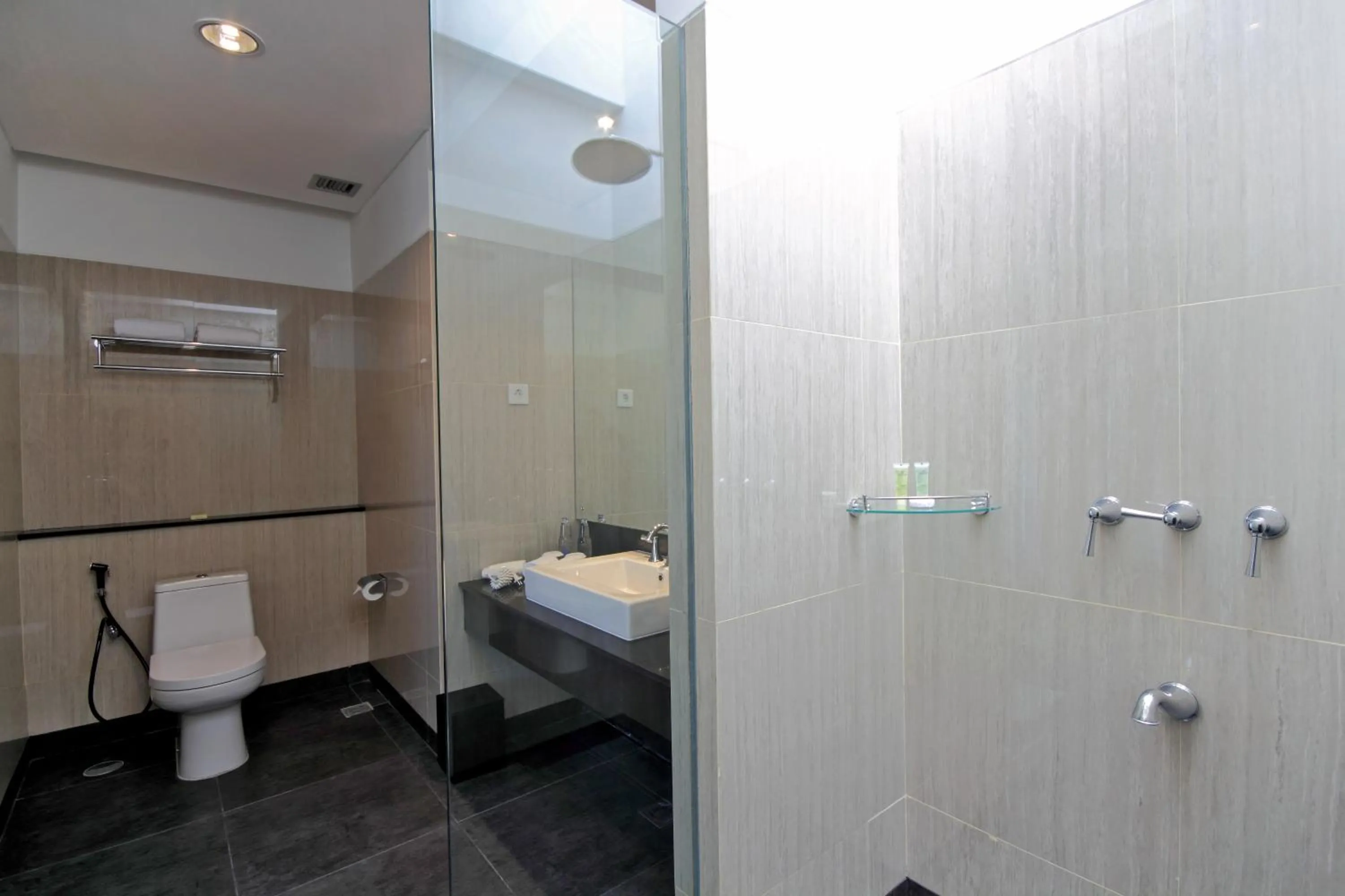 Shower in Hotel Santika Siligita Nusa Dua