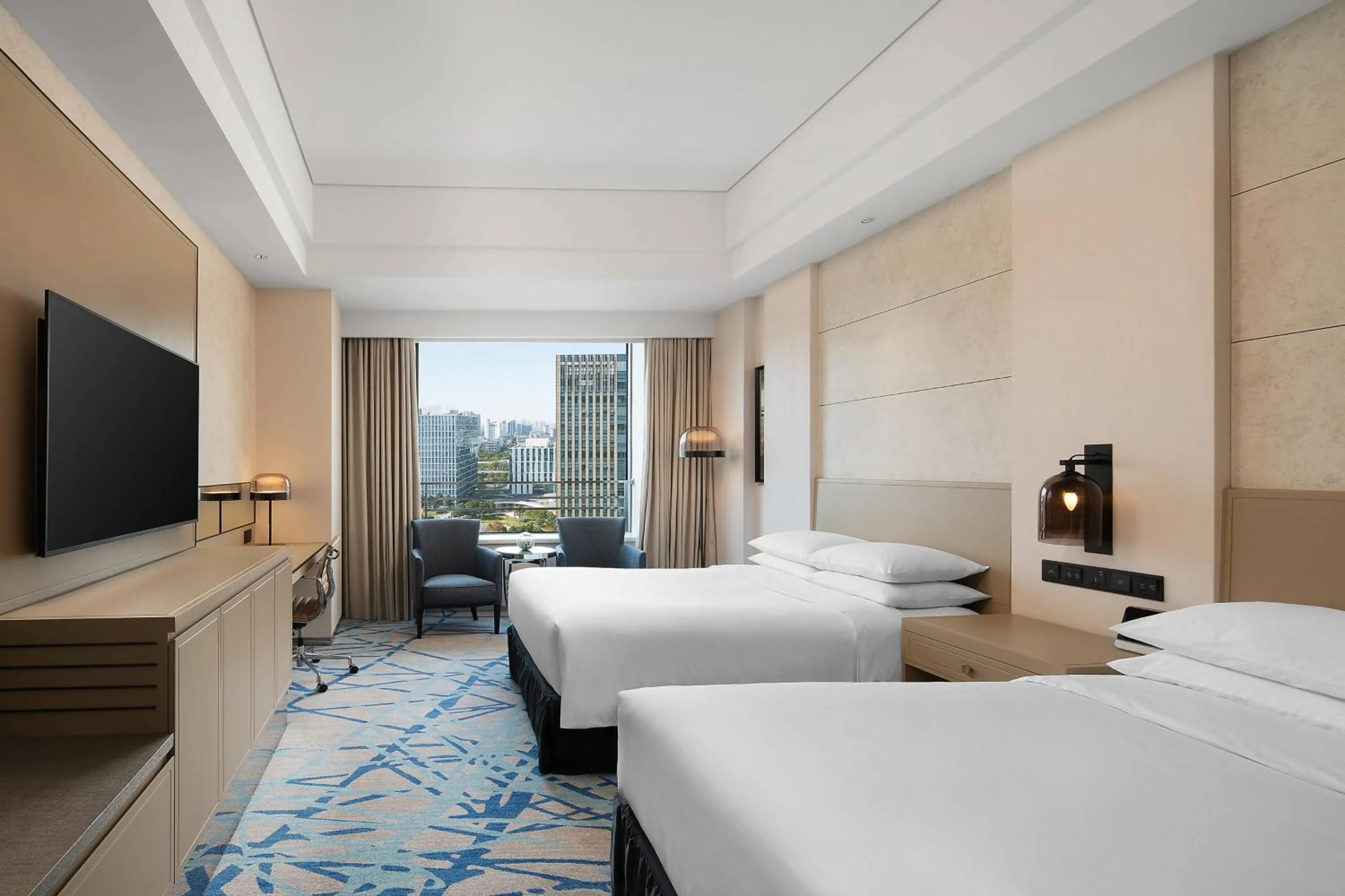 Photo of the whole room, Bed in Renaissance Shanghai Caohejing Hotel