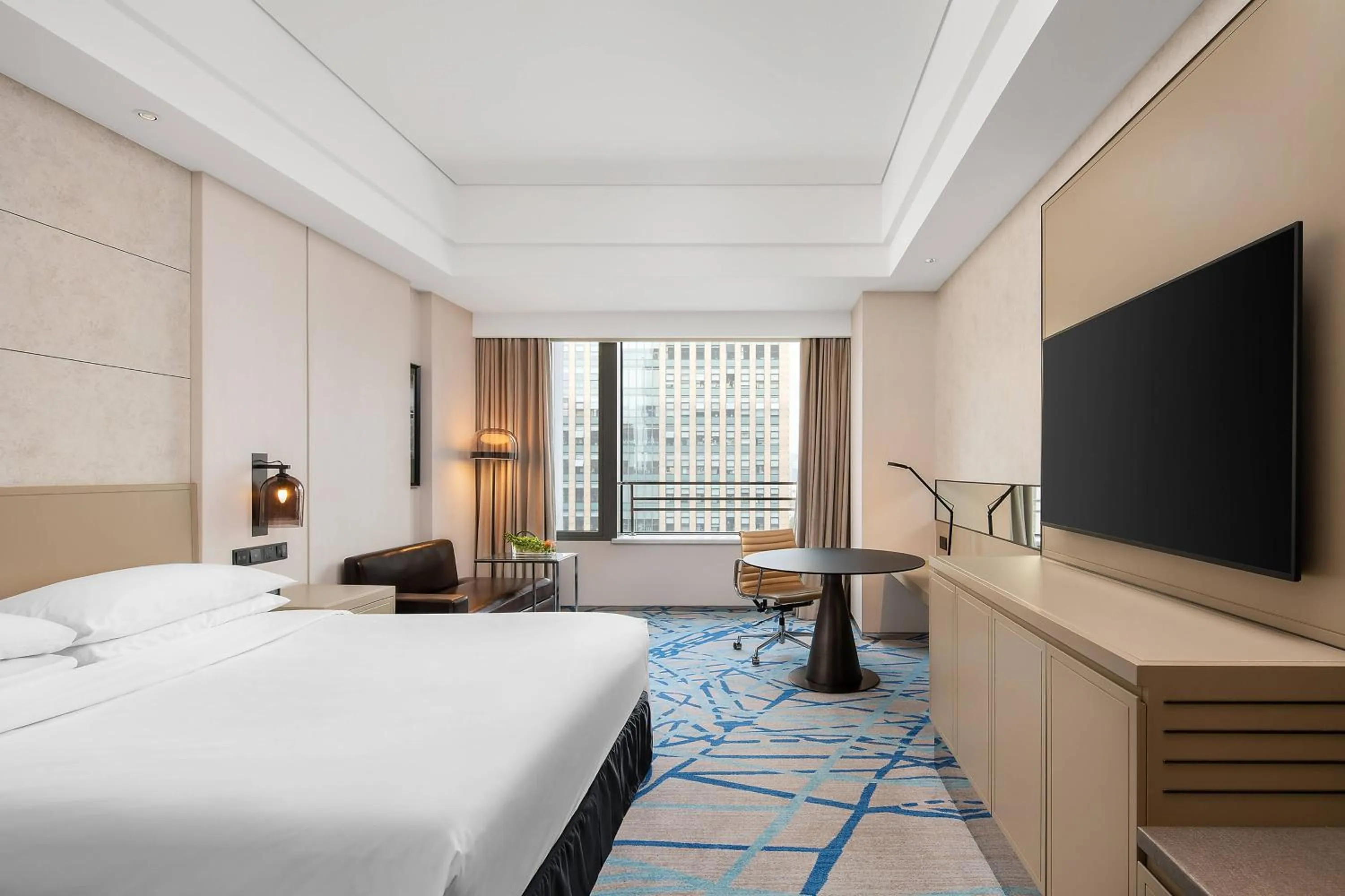 Photo of the whole room, Bed in Renaissance Shanghai Caohejing Hotel