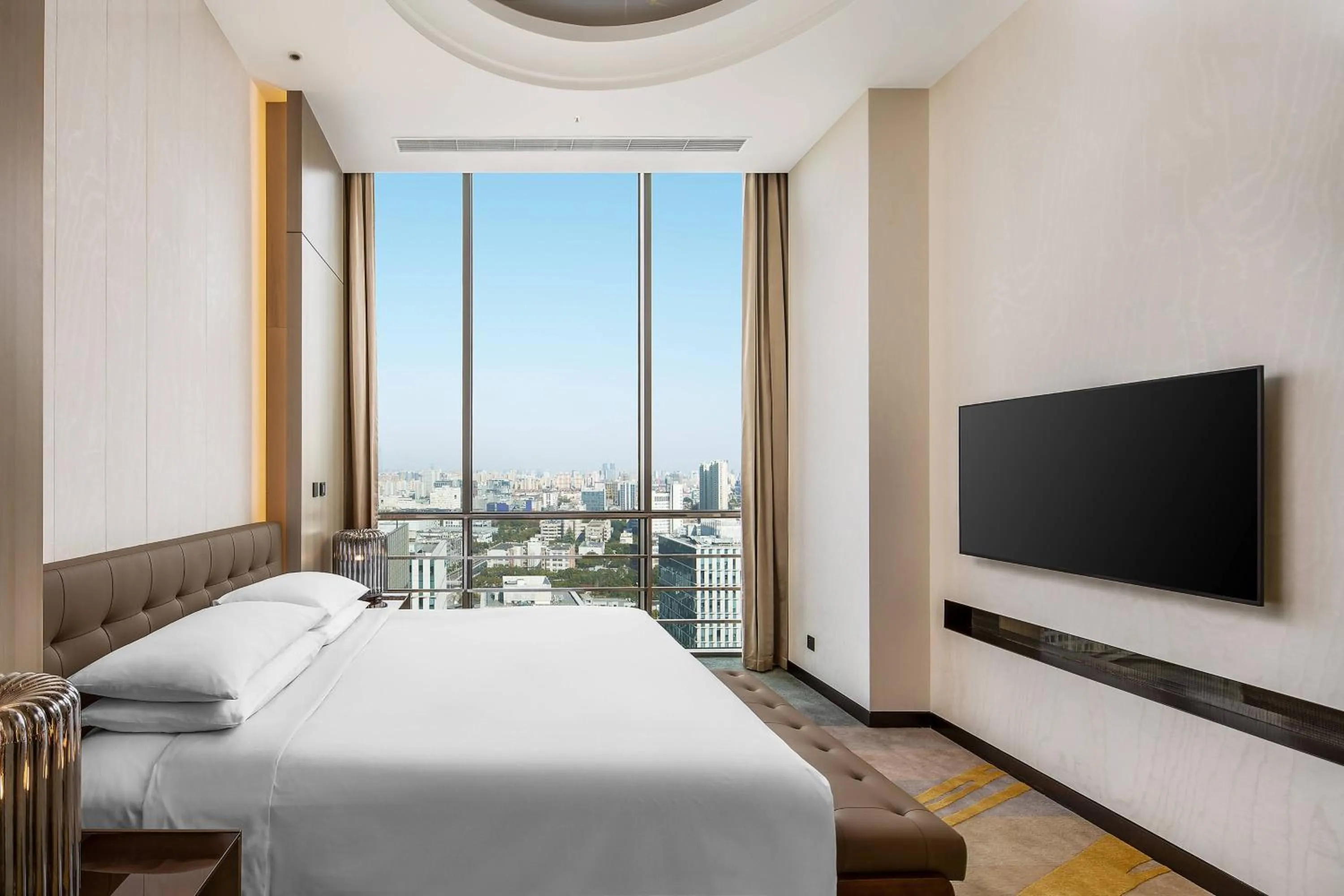 Photo of the whole room, Bed in Renaissance Shanghai Caohejing Hotel