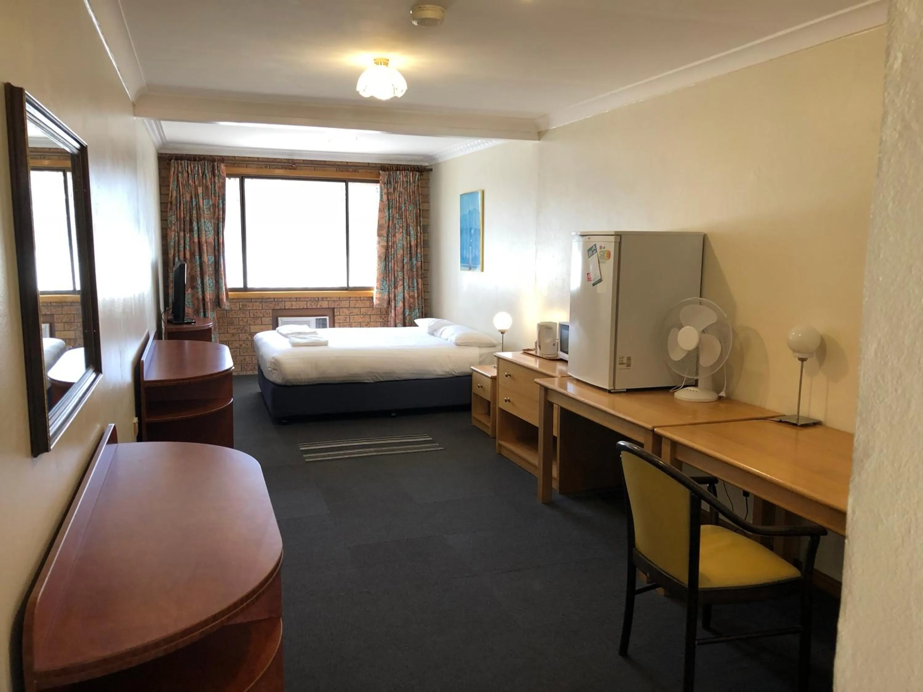 Photo of the whole room, Bed in Canberra Lyneham Motor Inn
