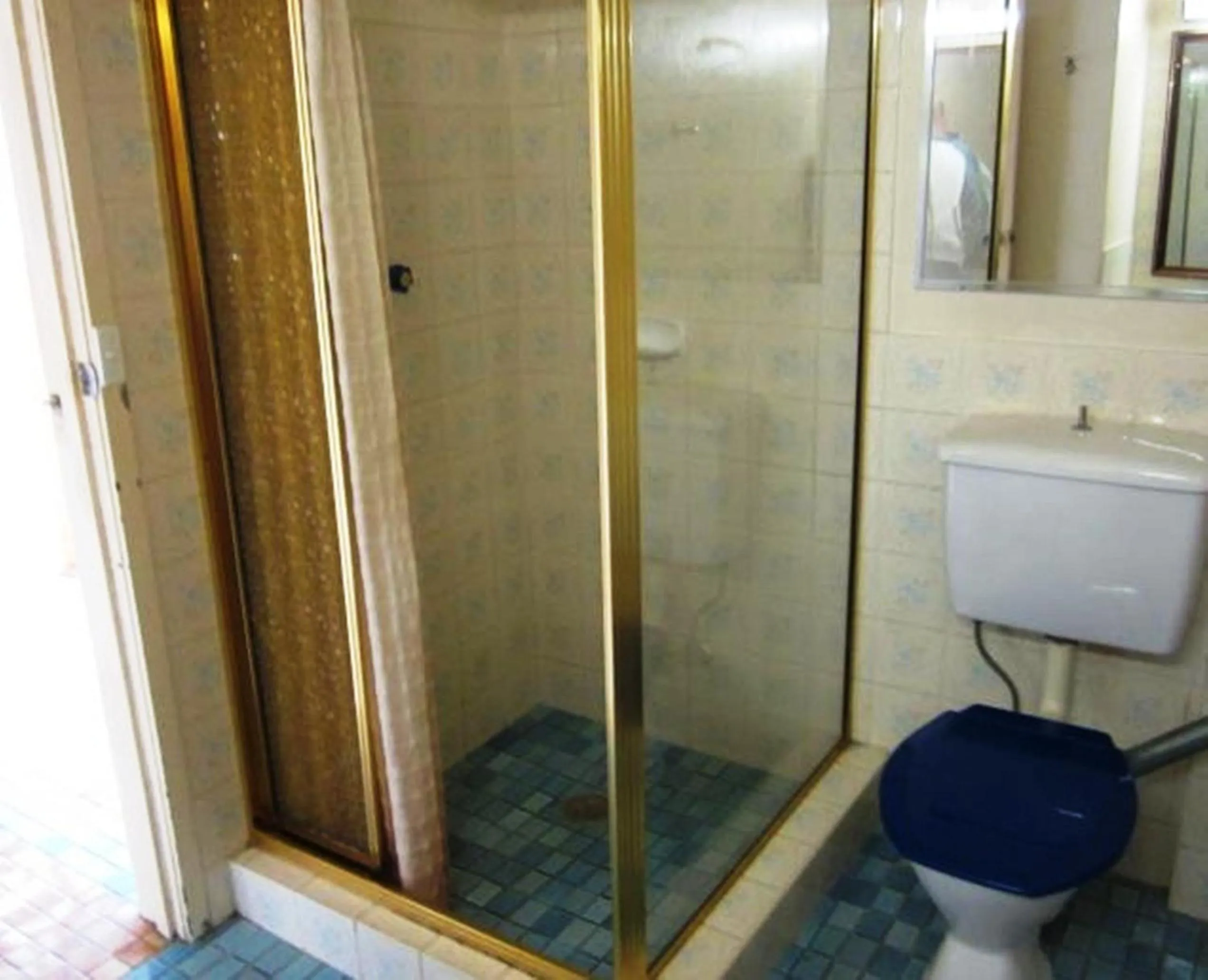 Bathroom in Canberra Lyneham Motor Inn