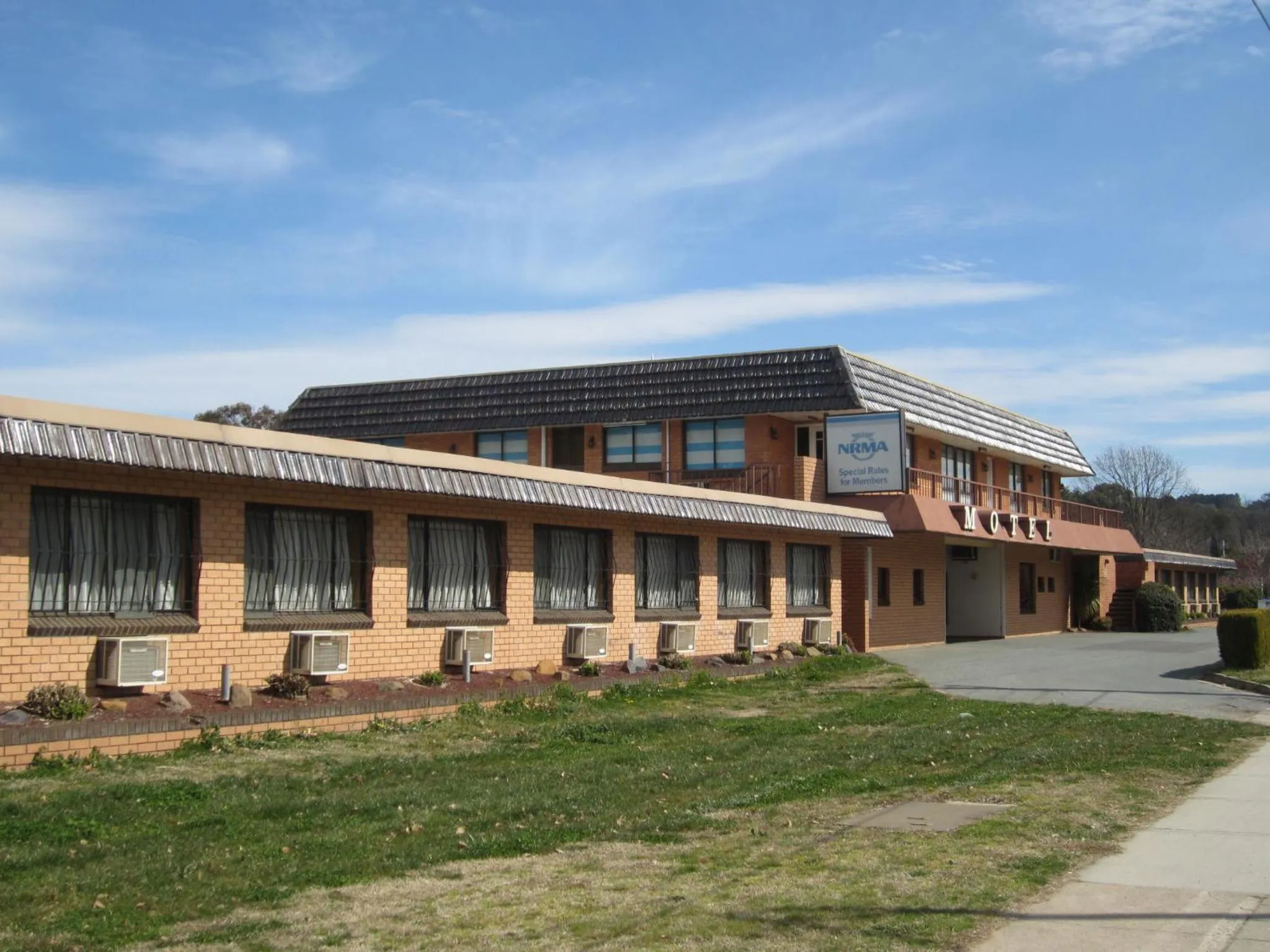 Facade/entrance in Canberra Lyneham Motor Inn