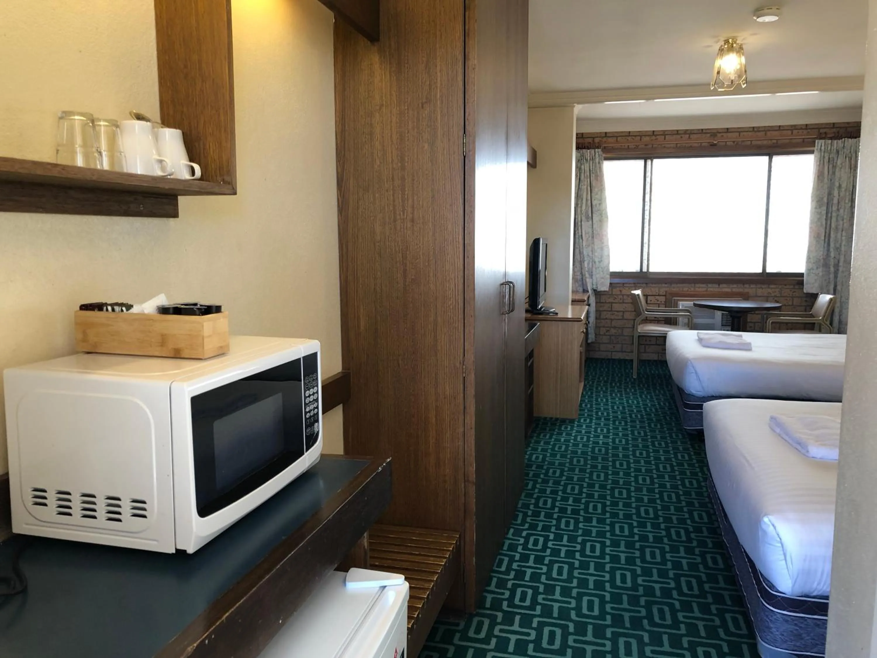 Photo of the whole room, Bed in Canberra Lyneham Motor Inn