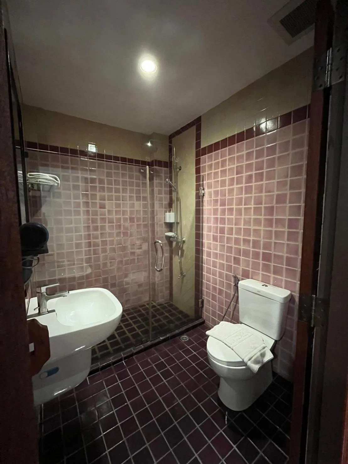 Toilet in Sripat Guesthouse SHA Extra Plus