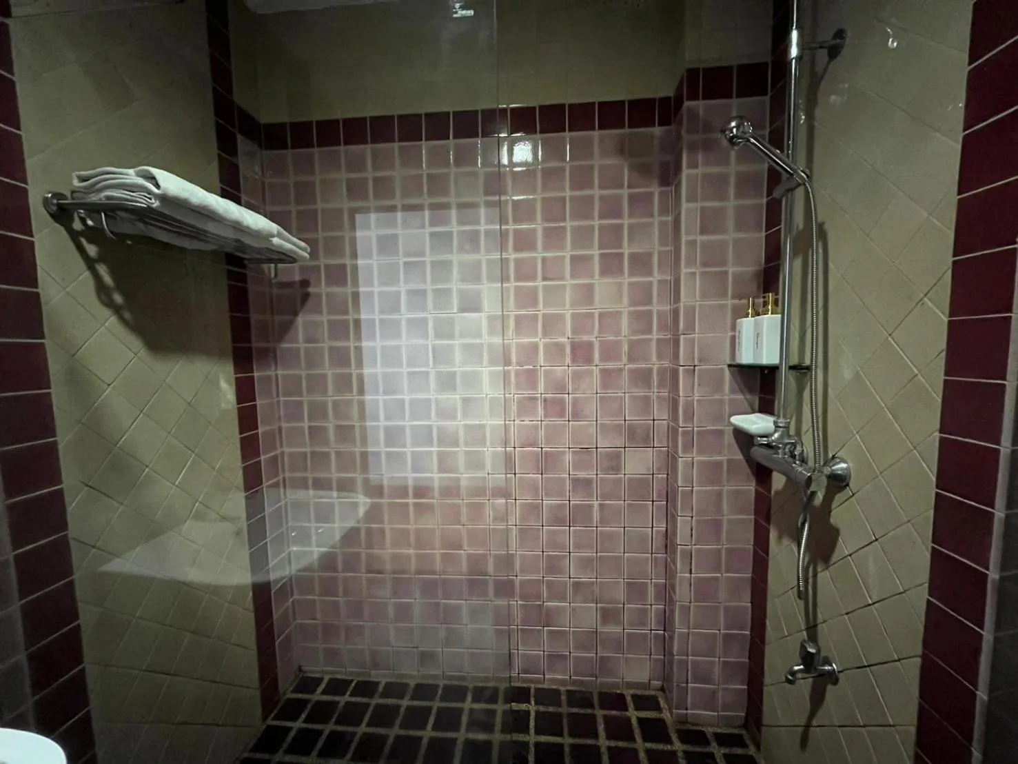 Shower in Sripat Guesthouse SHA Extra Plus