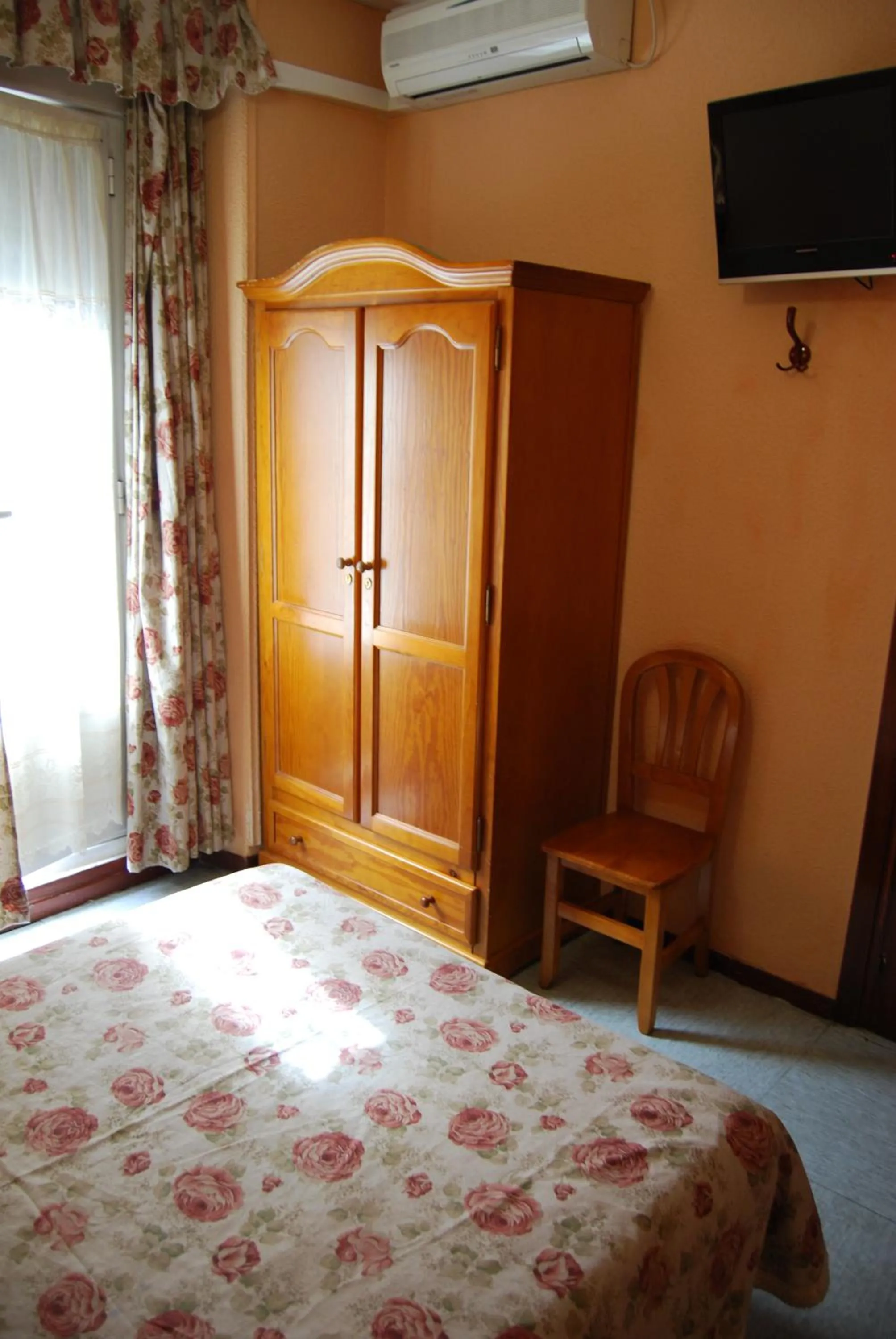 Double Room in Hostal La Perla Asturiana