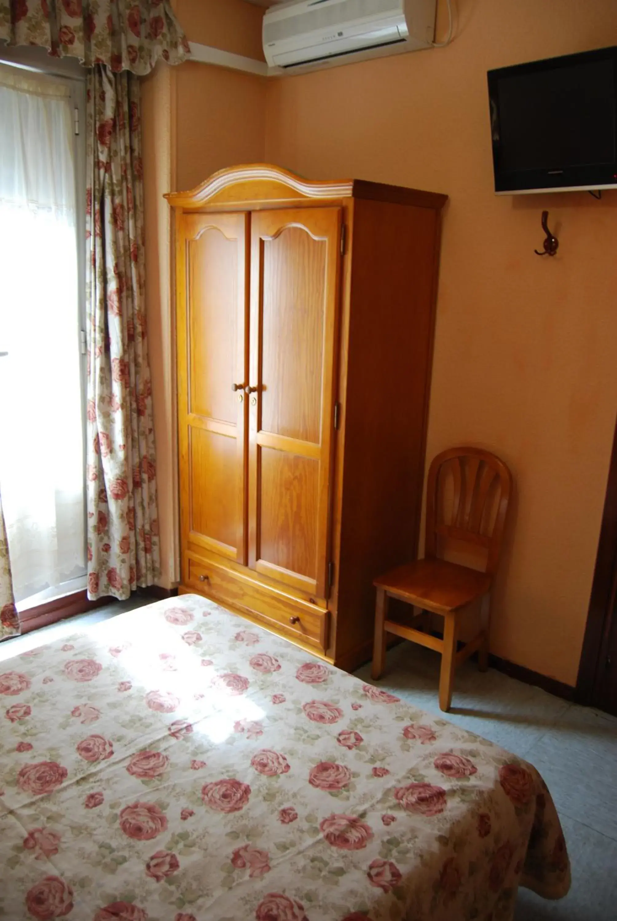 Double Room in Hostal La Perla Asturiana Double Room in Hostal La Perla Asturiana
