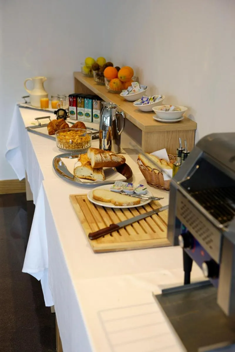 Restaurant/places to eat in Aginaga Hotela