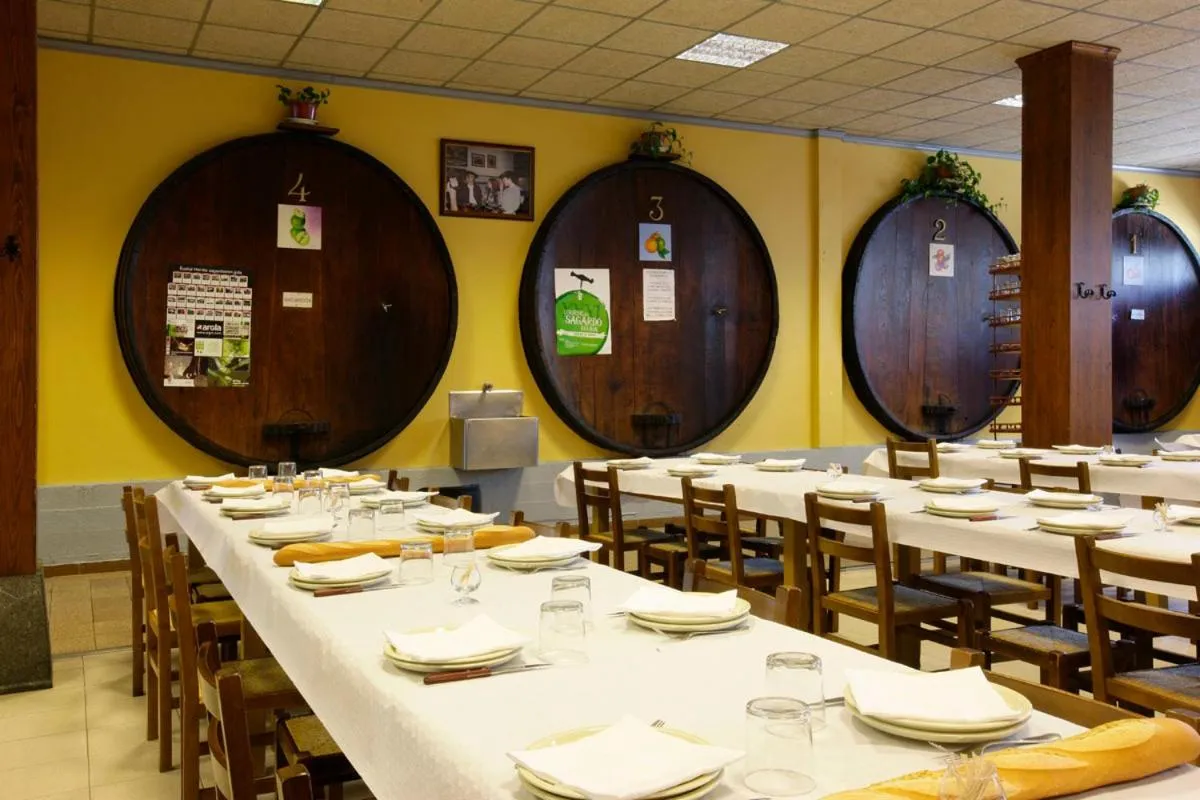 Restaurant/places to eat in Aginaga Hotela