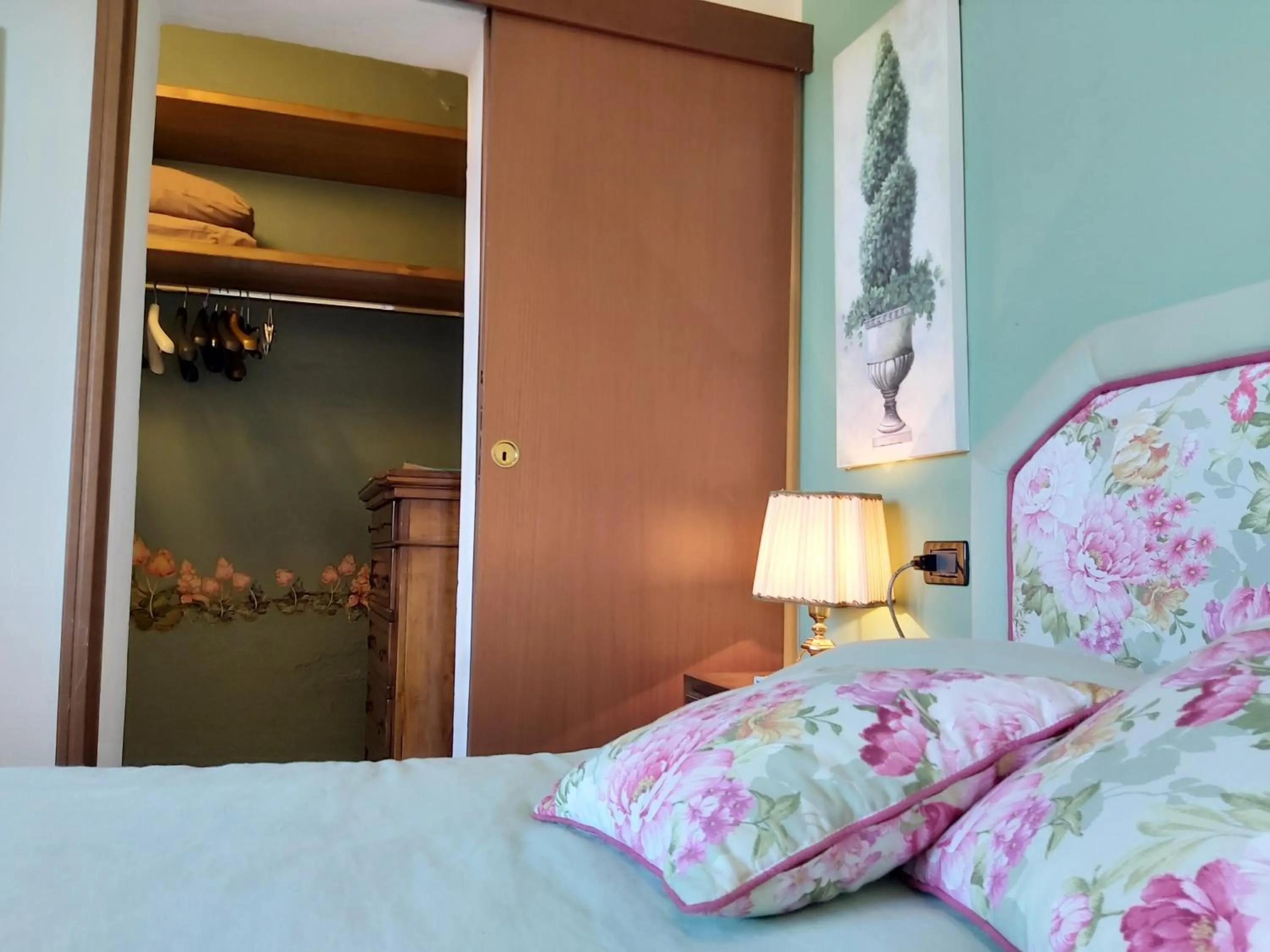 wardrobe, Bed in Agriturismo - B&B L'Acquacotta