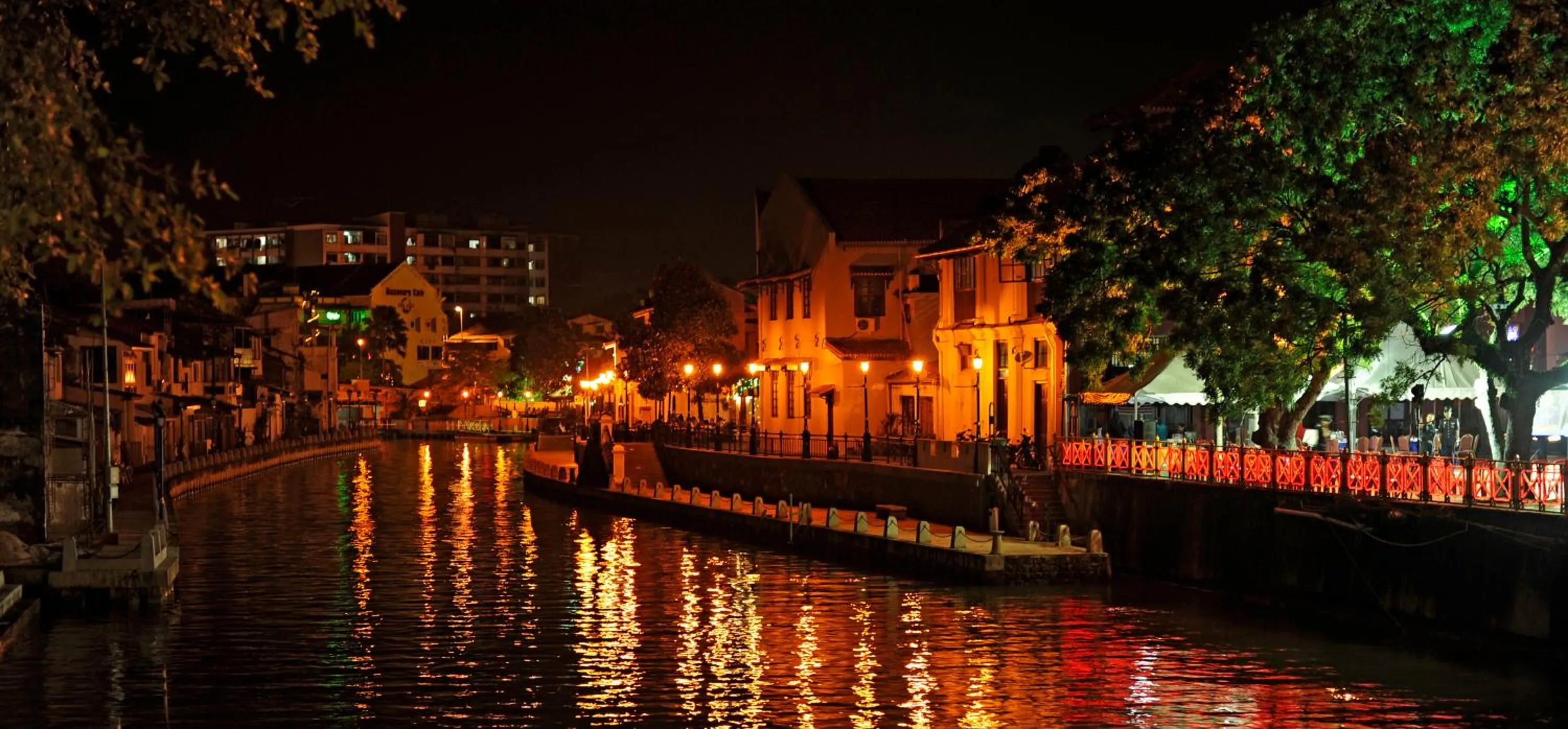 Cozy Riverside Hotel
