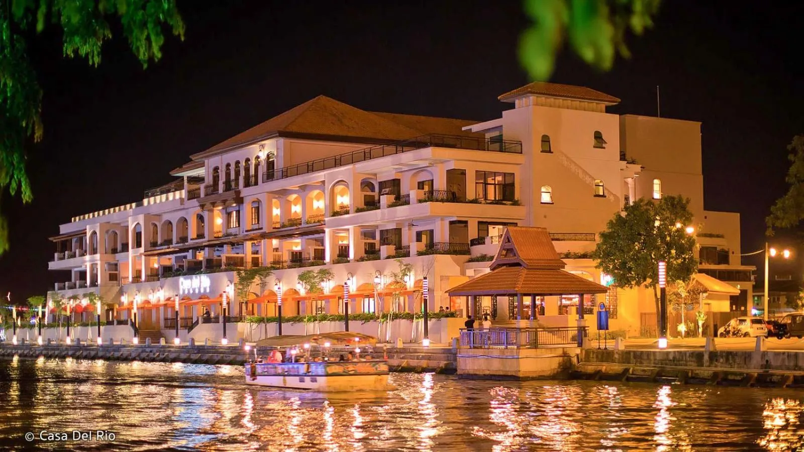 Cozy Riverside Hotel