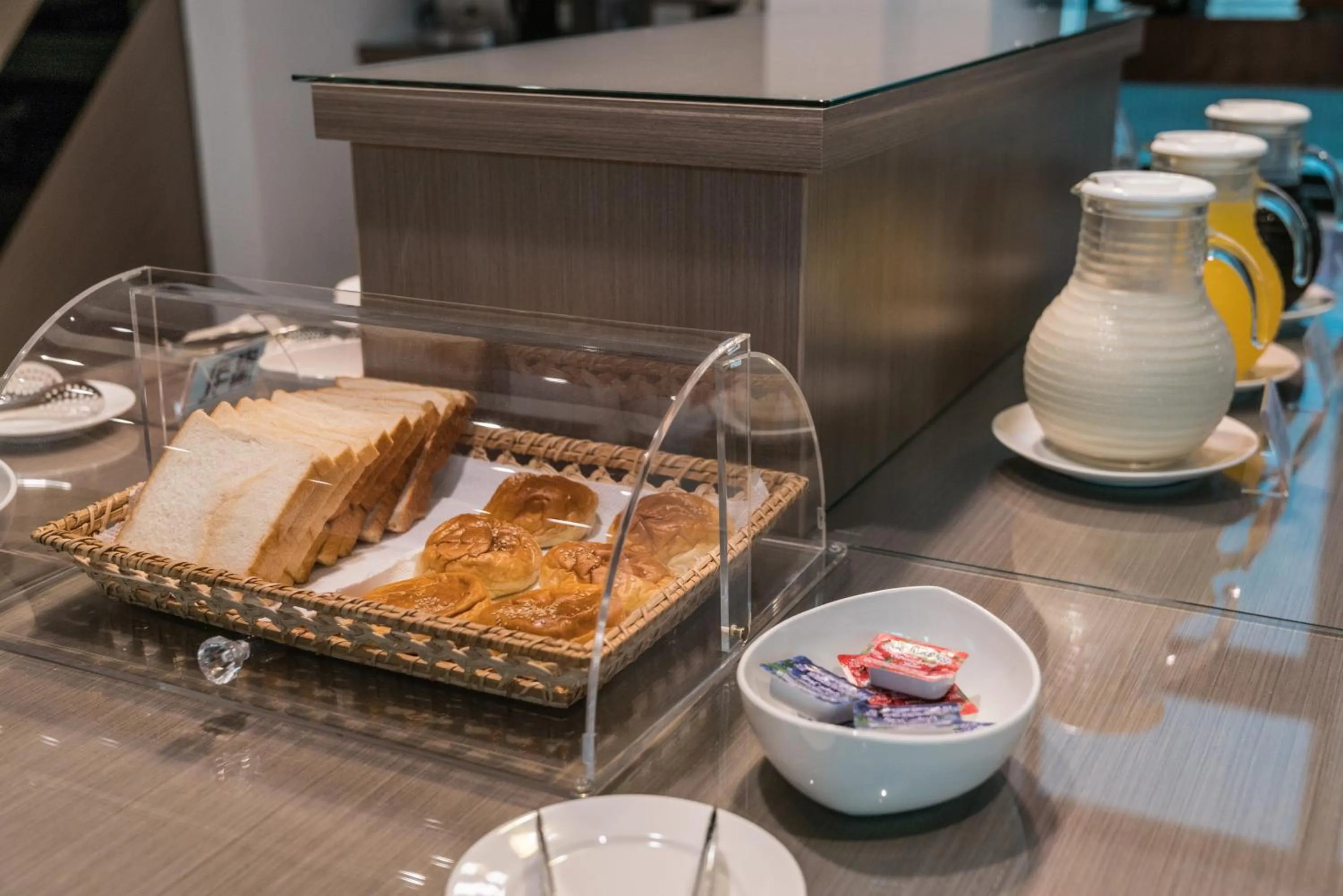 Breakfast in High Cloud Motel