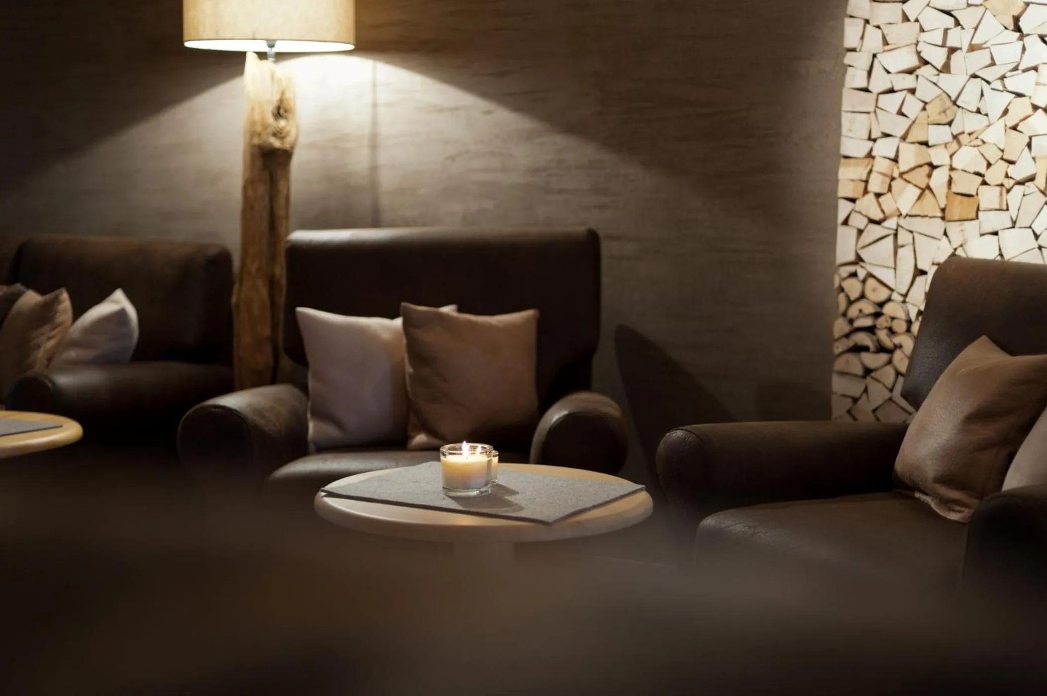 Library in Burgus - Design Suites & Apartments