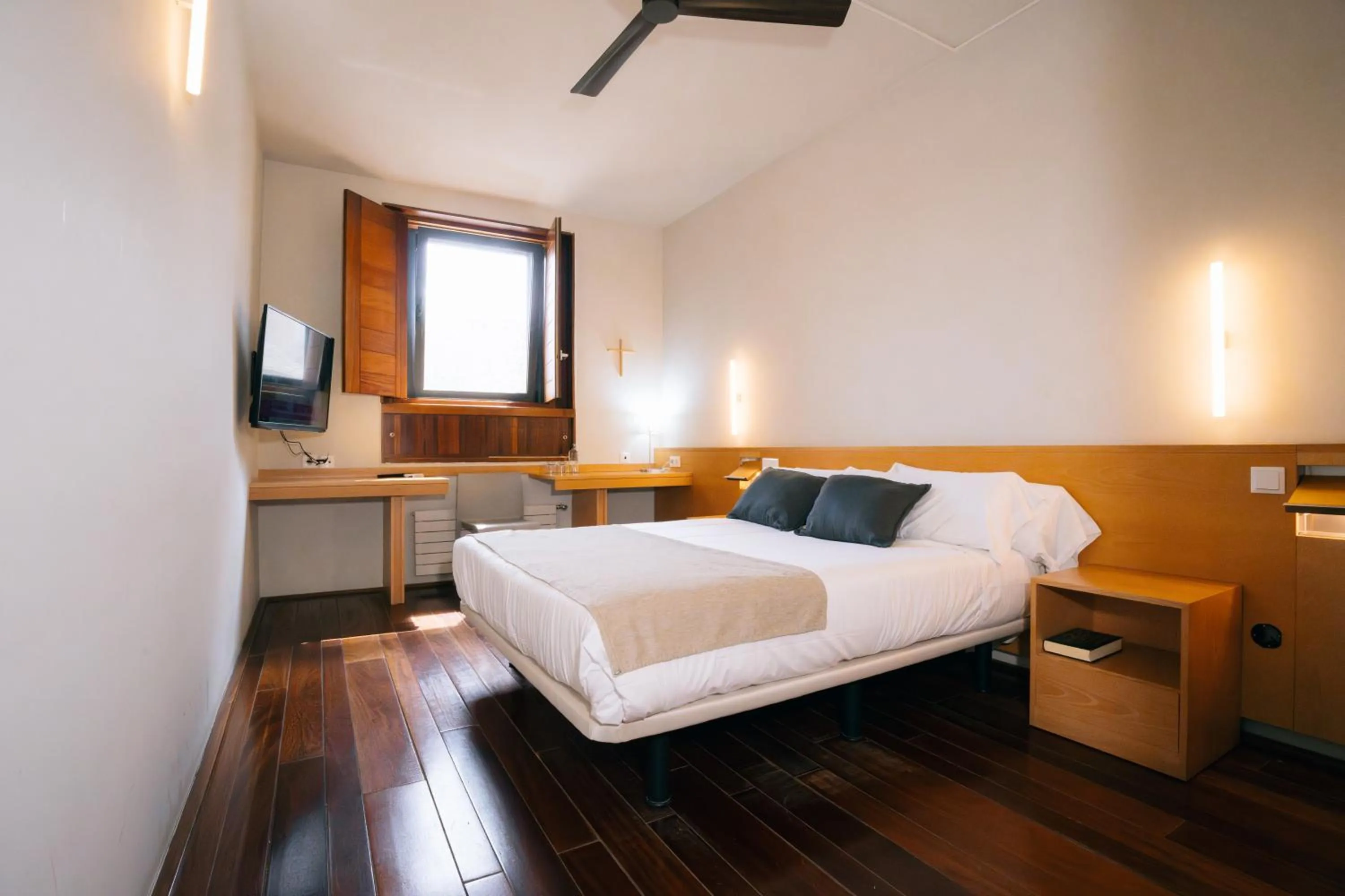 Photo of the whole room, Bed in Hostatgeria de Poblet