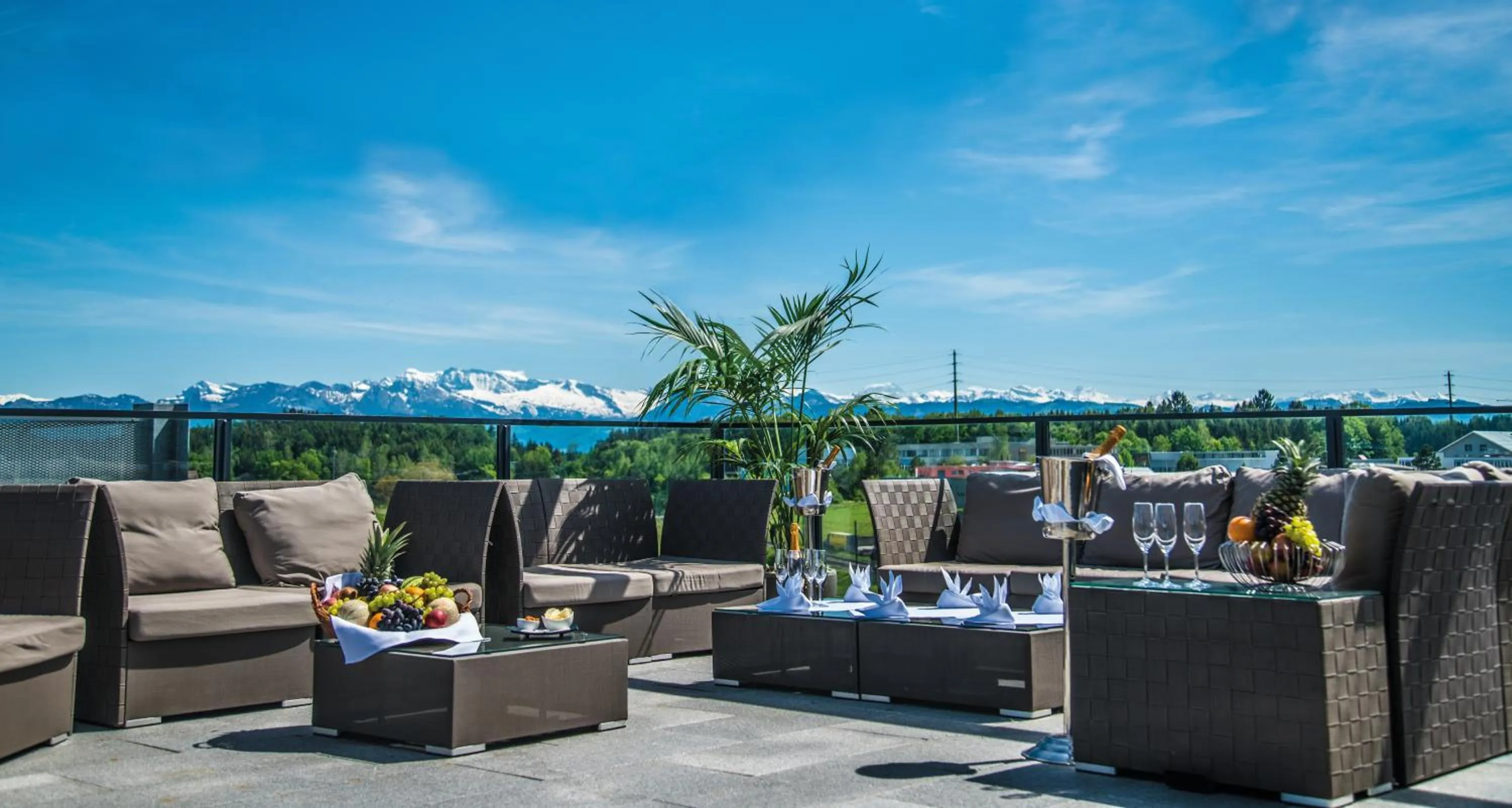 Restaurant/places to eat in Hotel Swiss Star