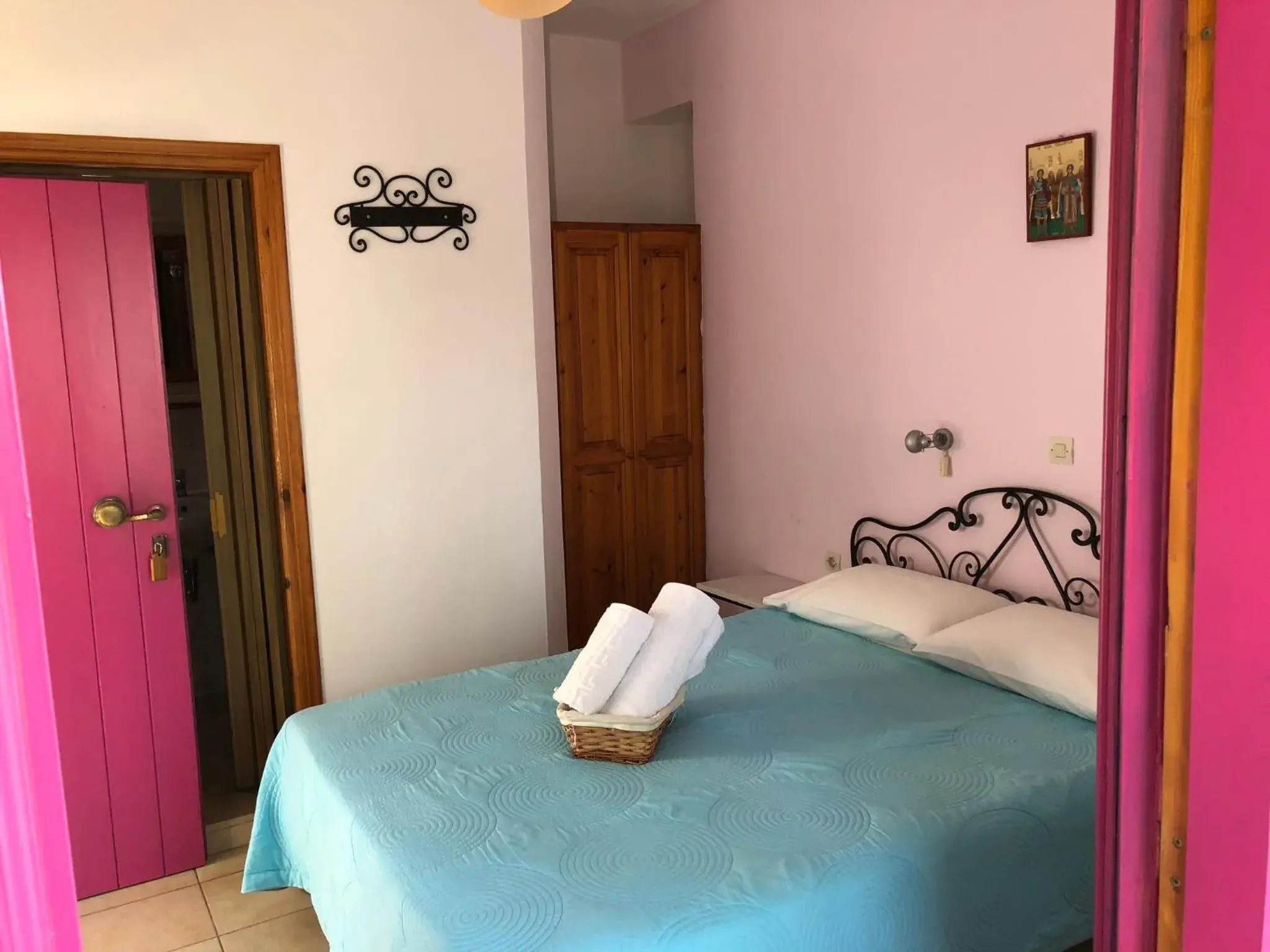 Budget Double Room in Patras Apartments Budget Double Room in Patras Apartments