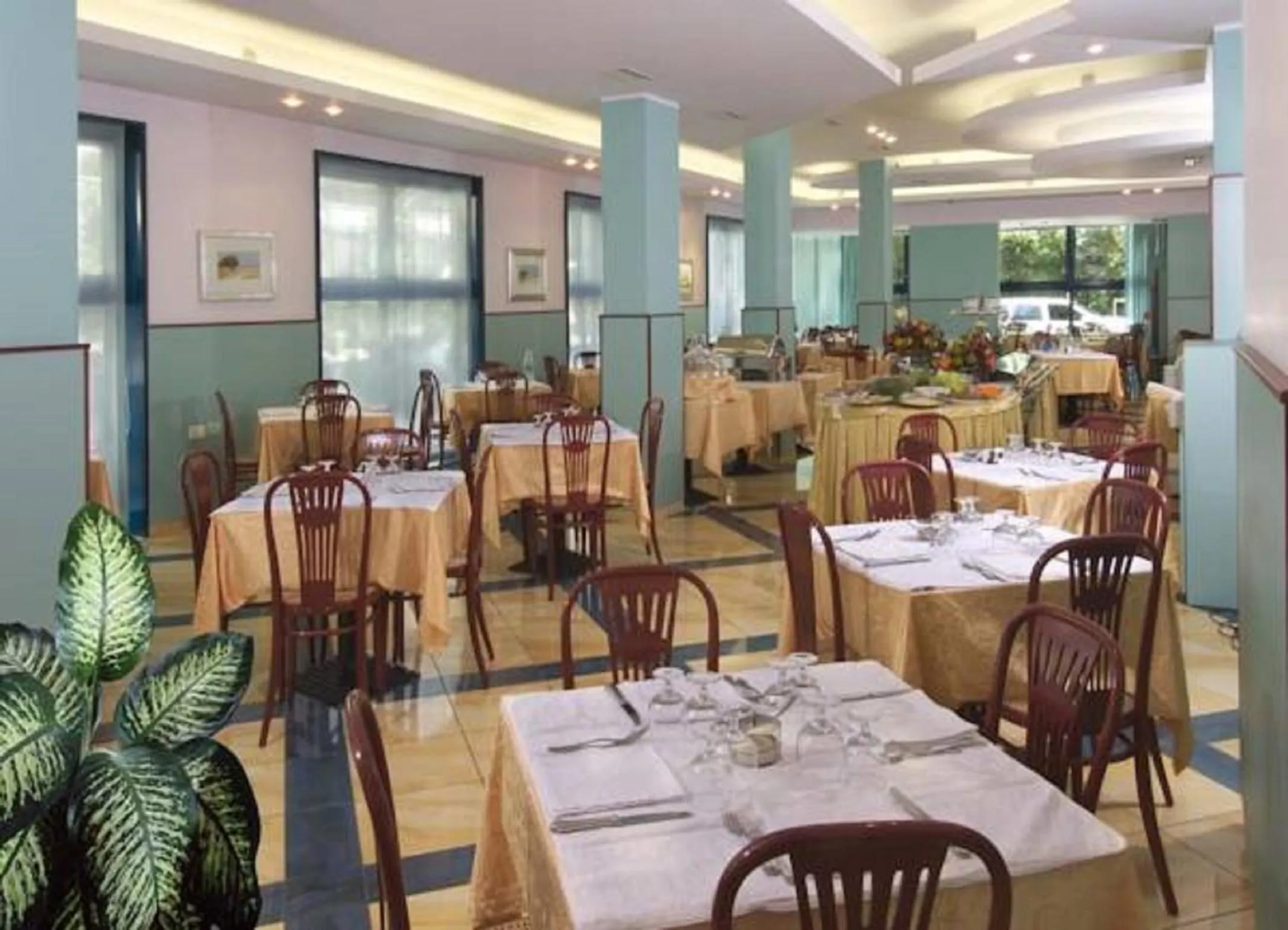 Restaurant/places to eat in Hotel Diana