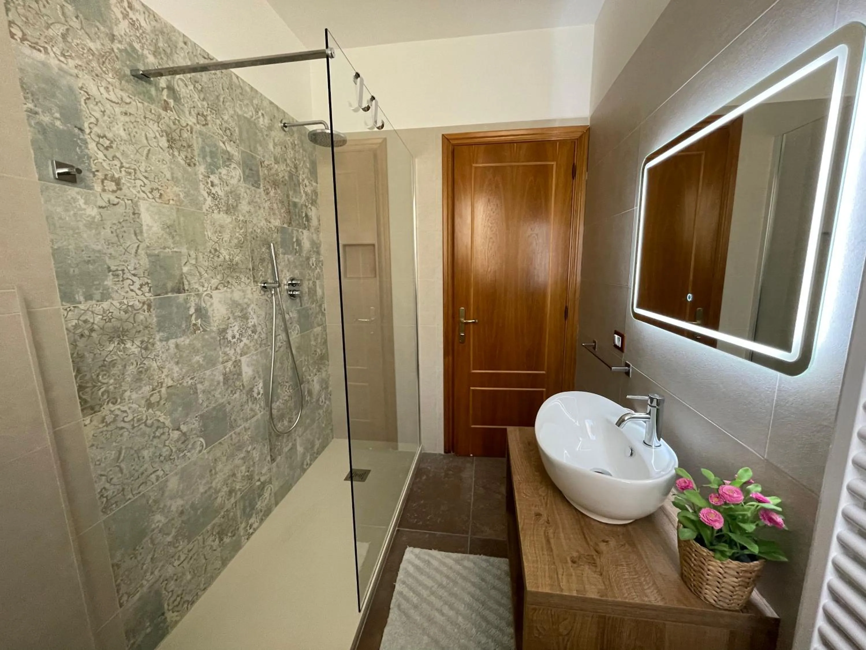 Shower in Inn Rome B&B