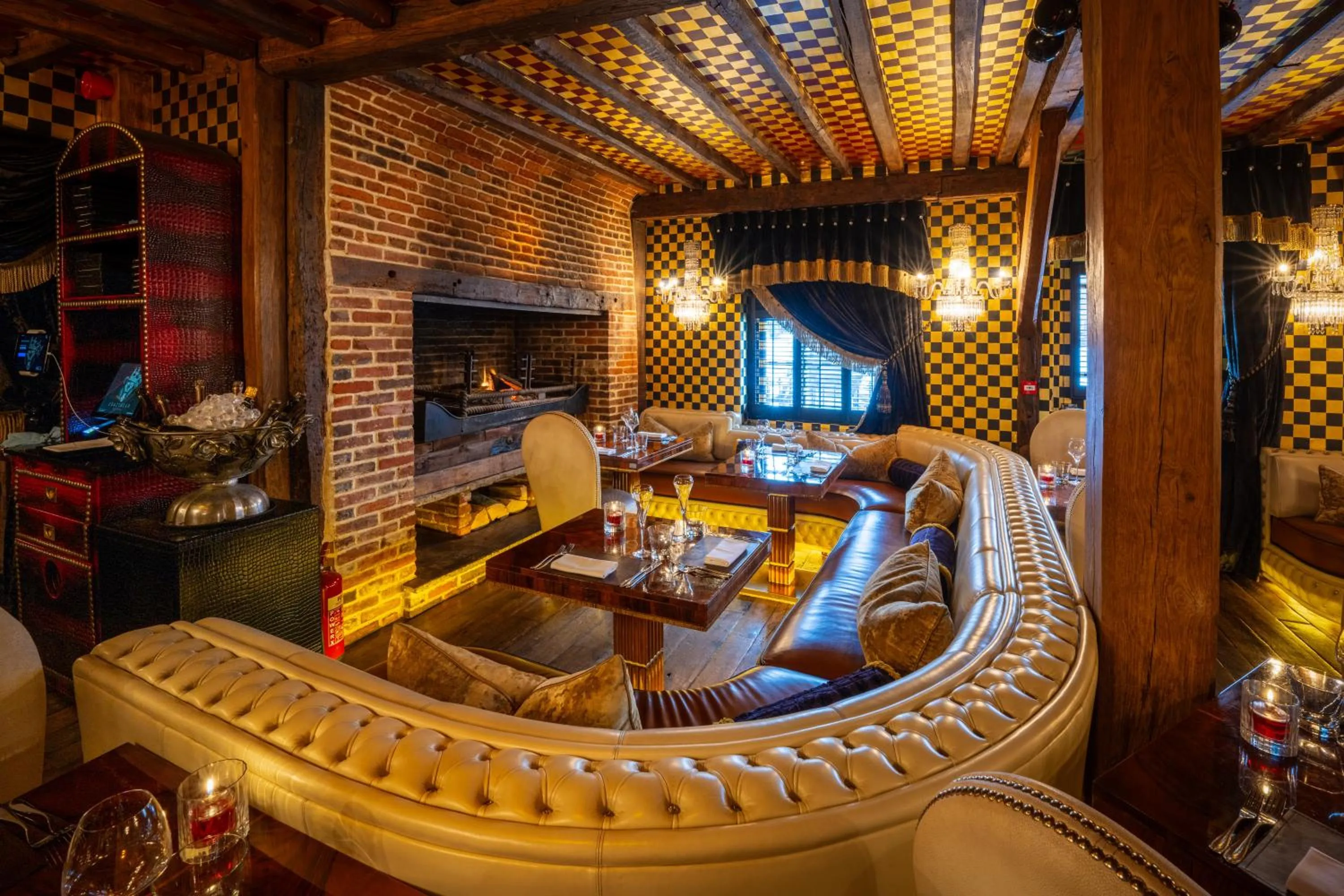 Restaurant/places to eat in Crazy Bear Beaconsfield