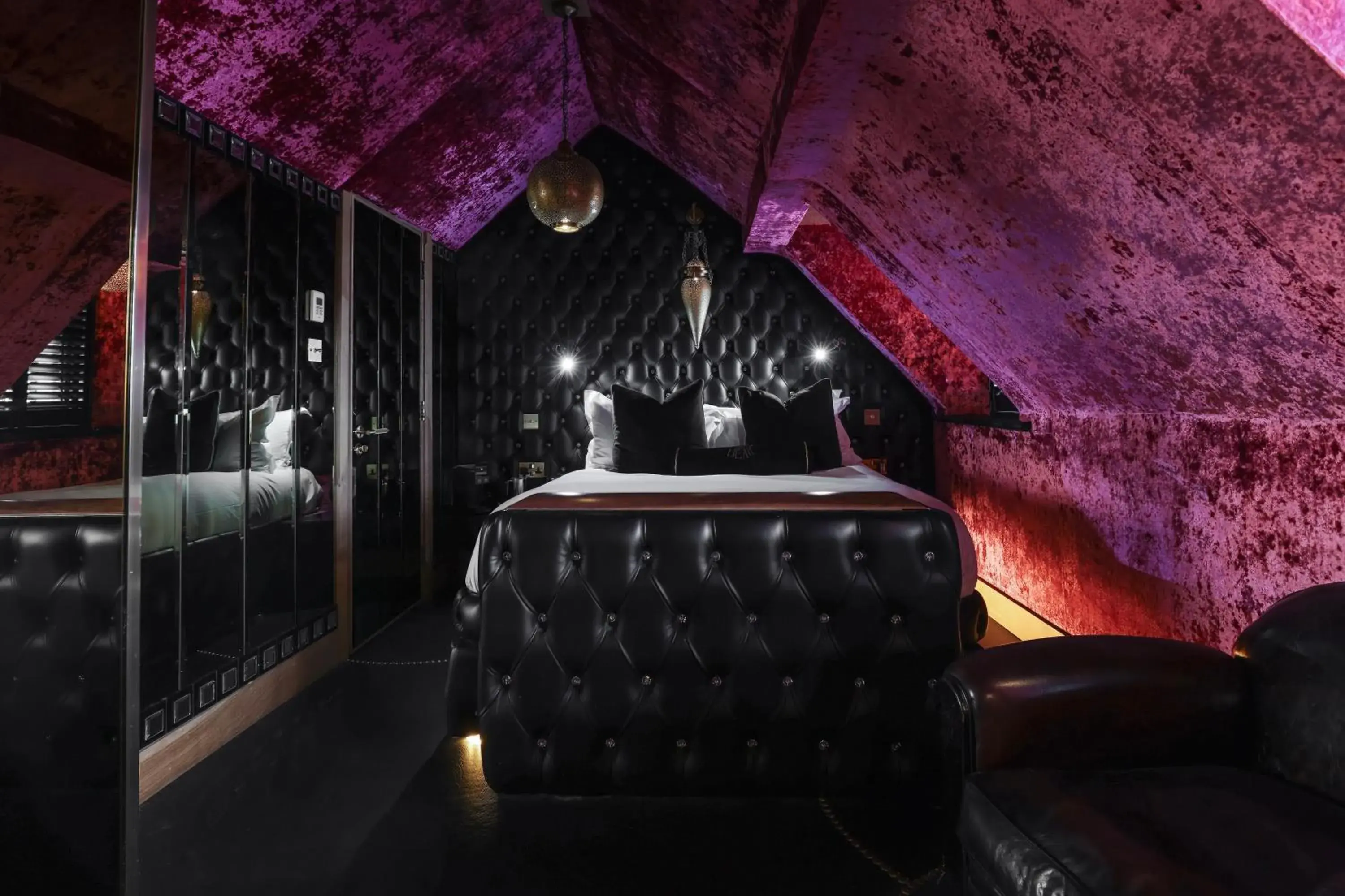 Snug in Crazy Bear Beaconsfield Snug in Crazy Bear Beaconsfield