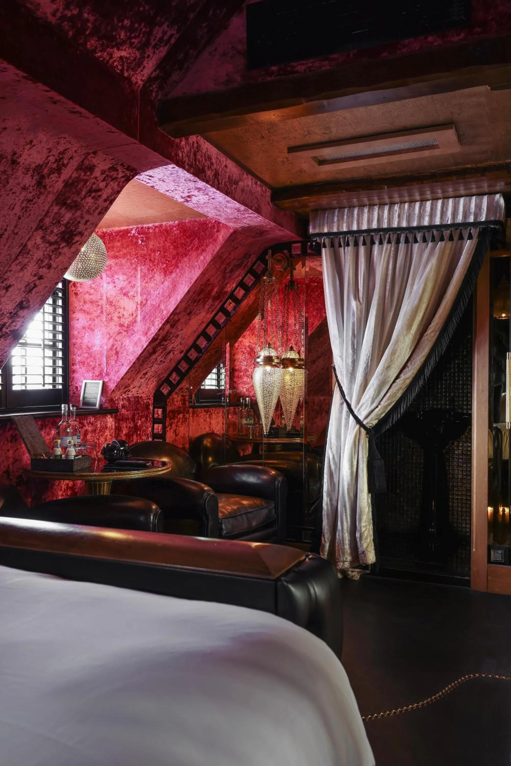 Bedroom, Bed in Crazy Bear Beaconsfield