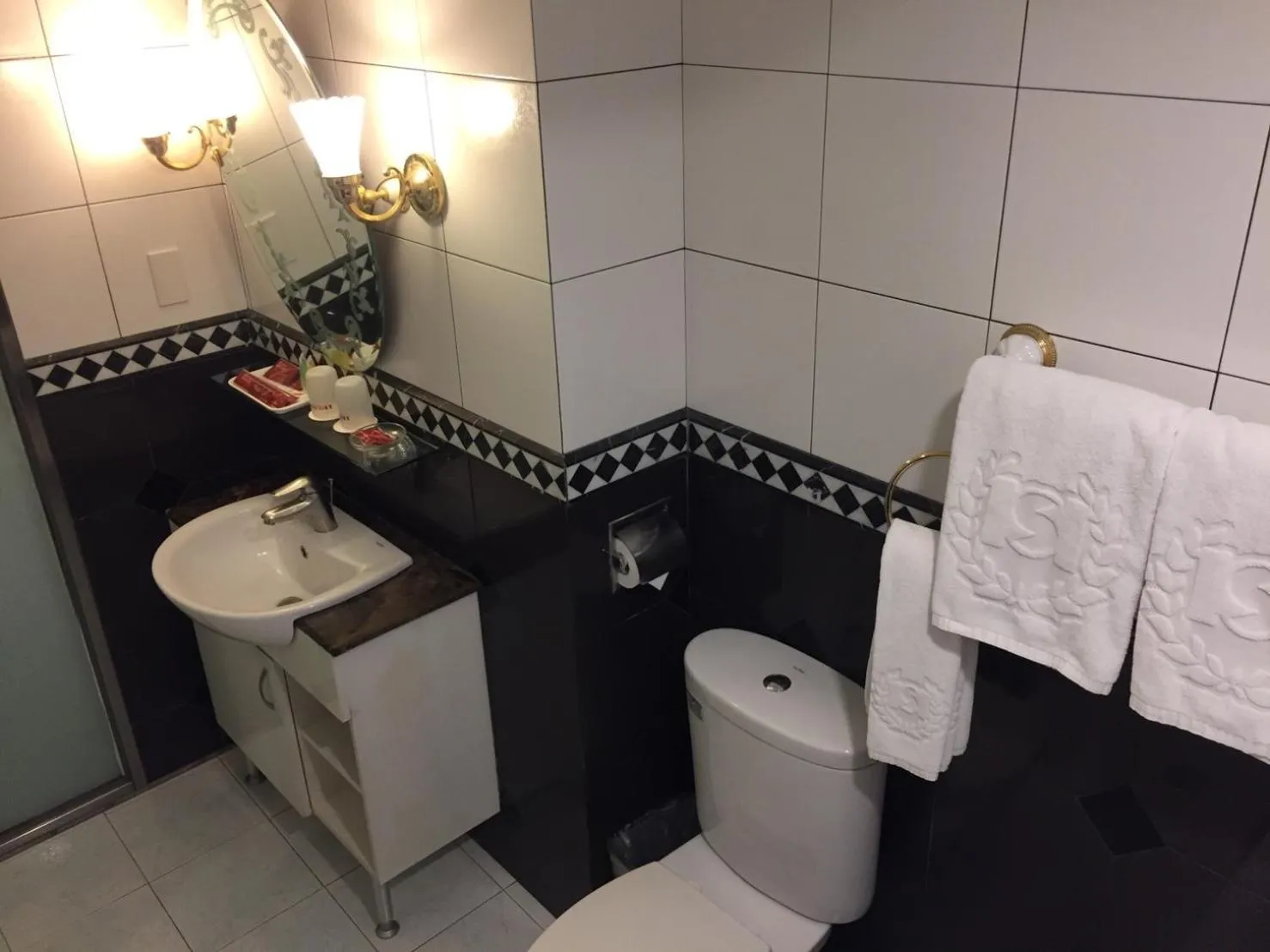 Bathroom in Charming City Songshan Hotel