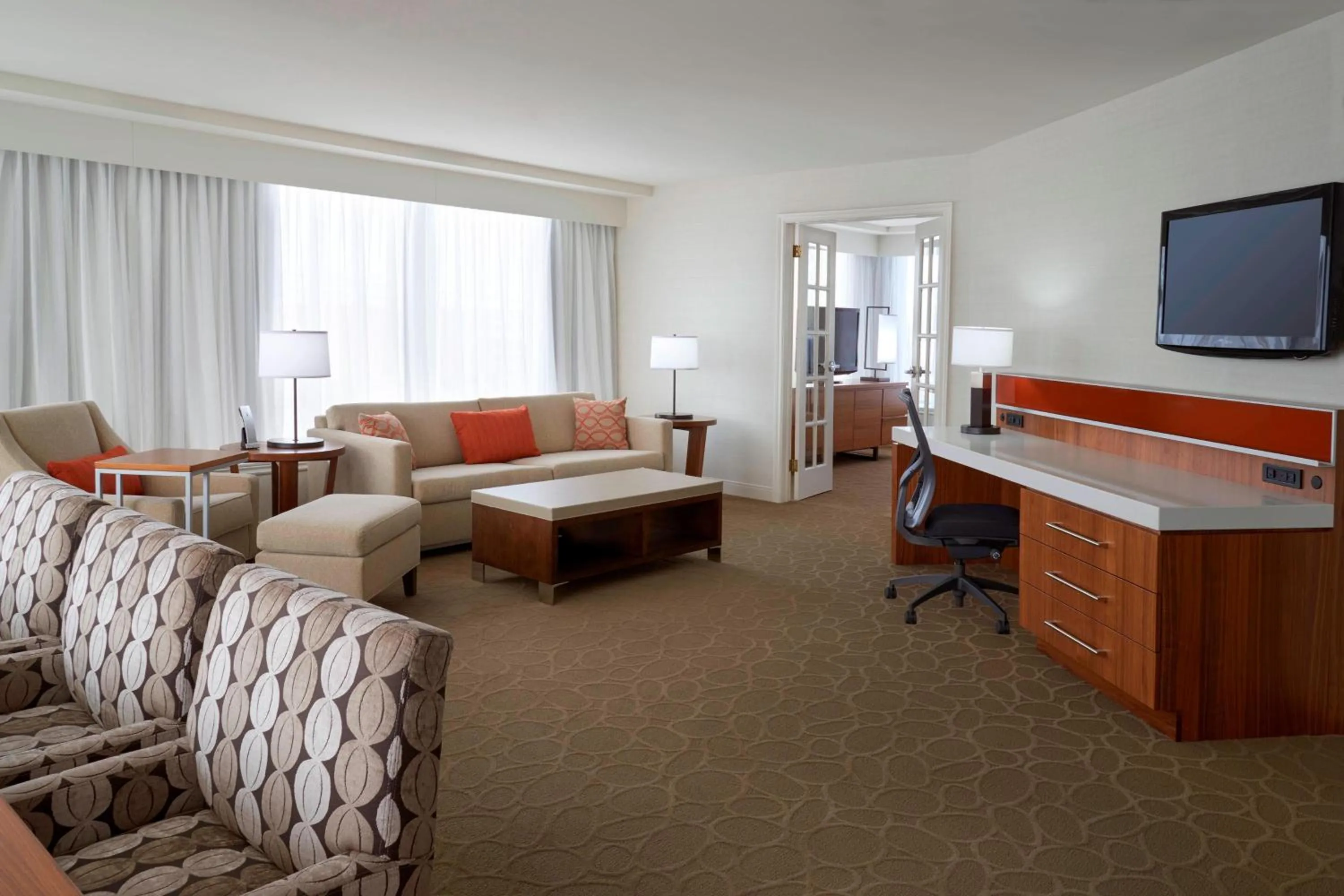 Living room, Bed in Delta Hotels by Marriott Toronto Airport & Conference Centre