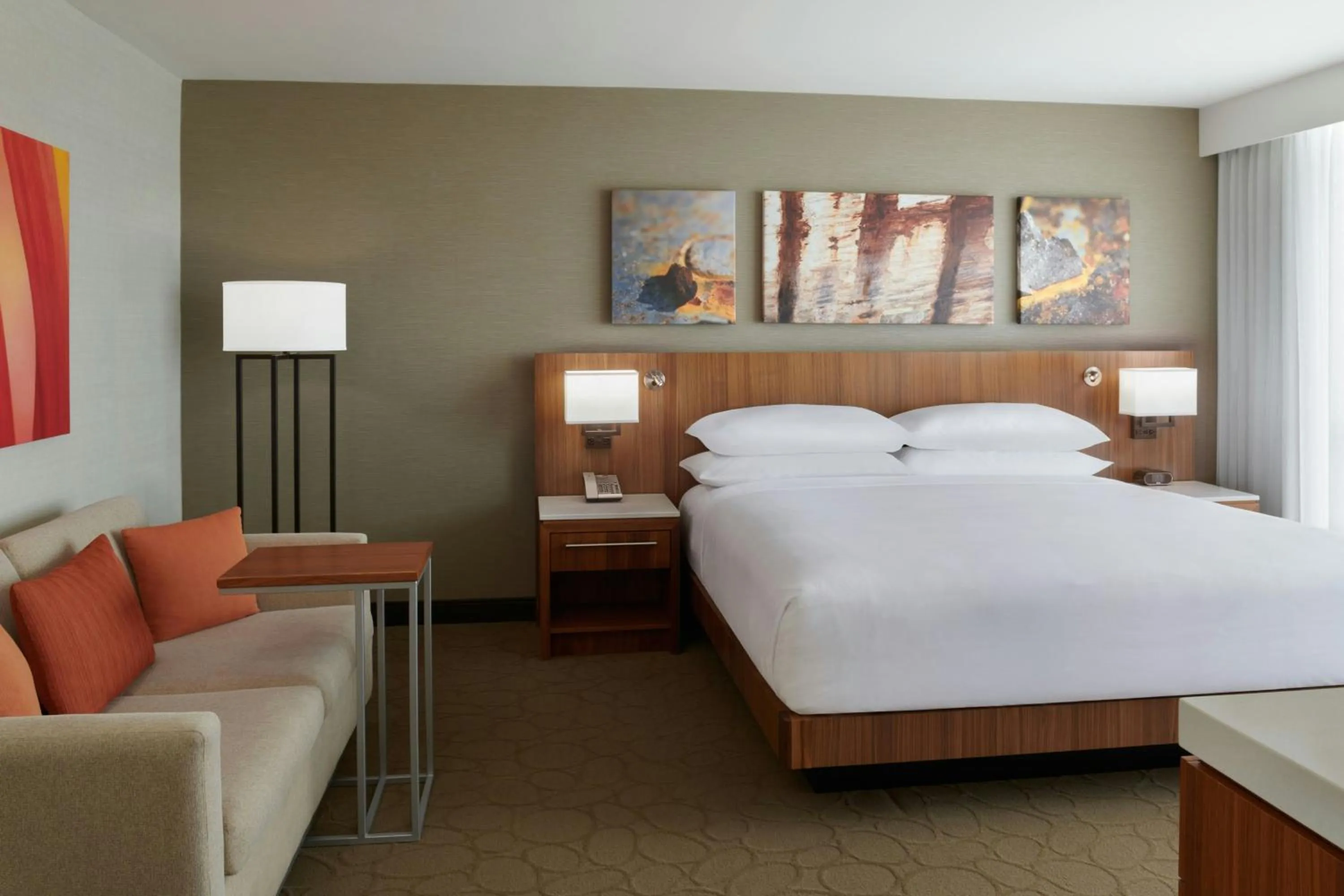 Photo of the whole room, Bed in Delta Hotels by Marriott Toronto Airport & Conference Centre