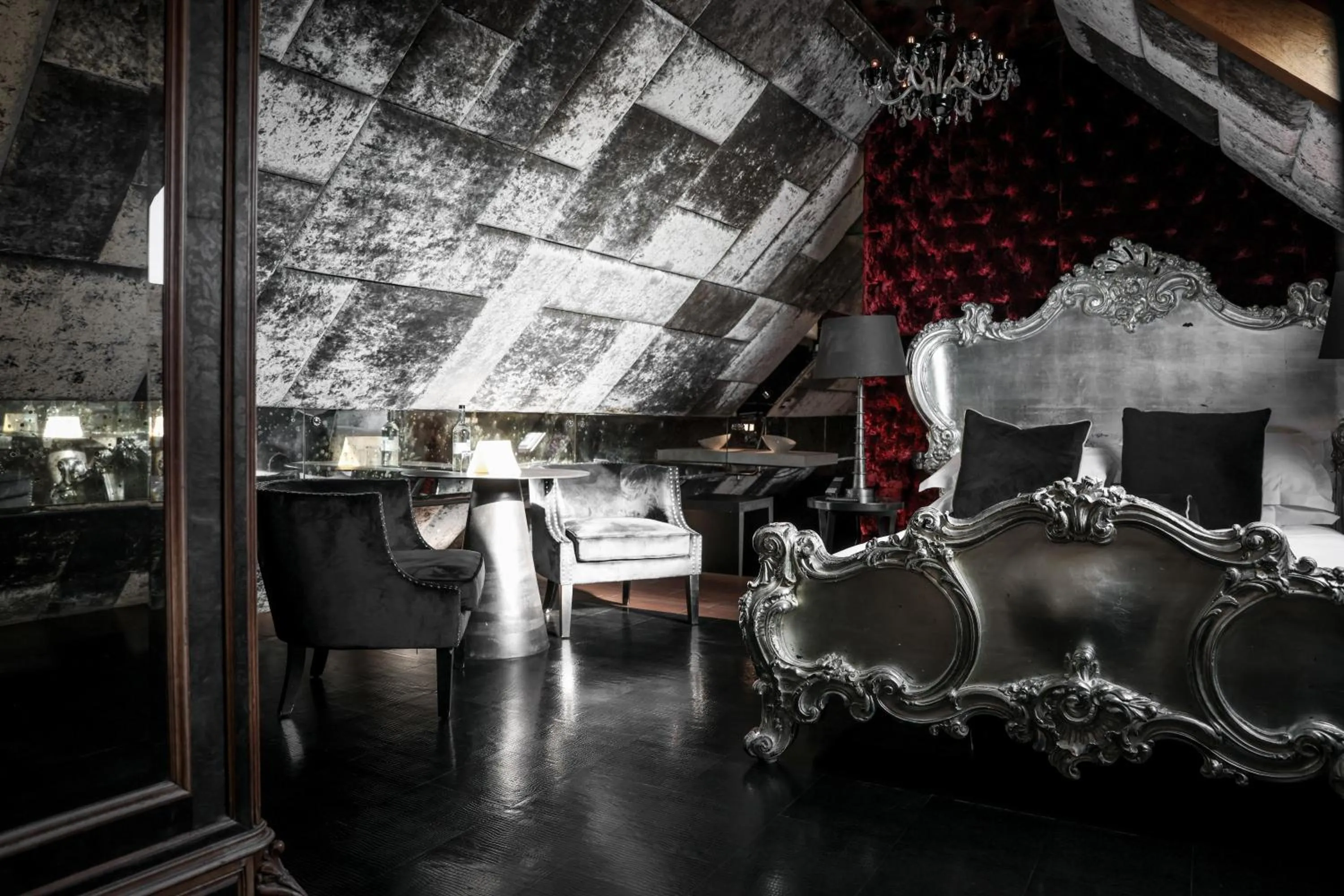 Bed in Crazy Bear Stadhampton