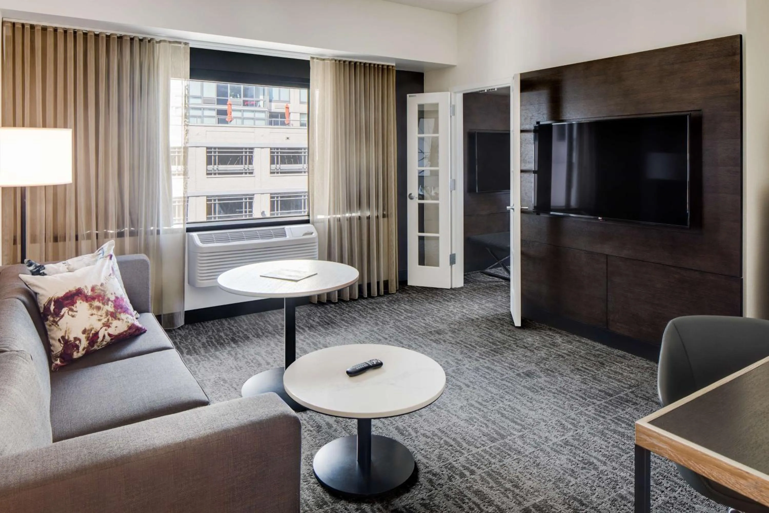Living room in DoubleTree by Hilton Hotel & Suites Jersey City