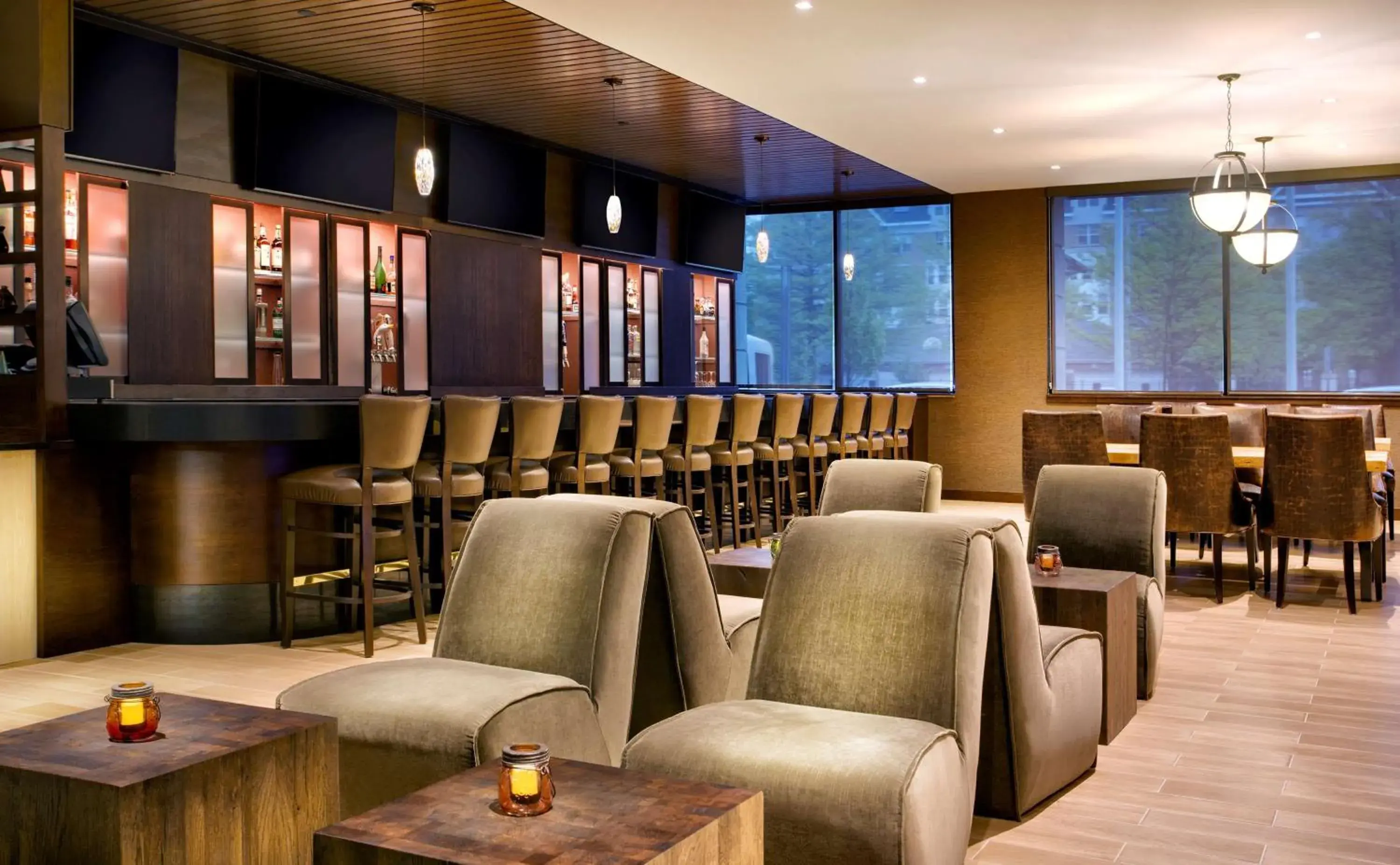 Lounge or bar in DoubleTree by Hilton Hotel & Suites Jersey City Lounge or bar in DoubleTree by Hilton Hotel & Suites Jersey City