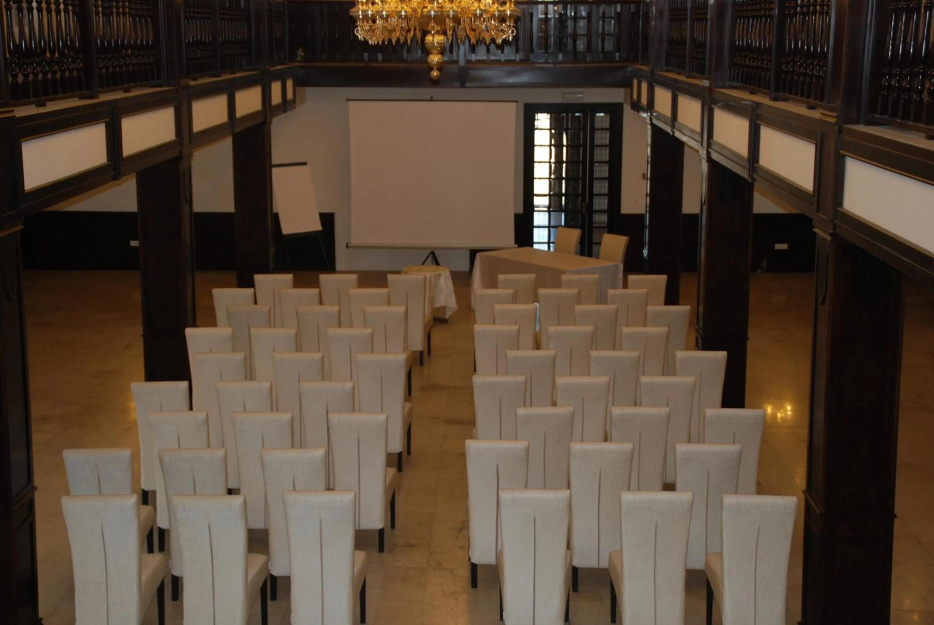 Business facilities in Hanul Domnesc